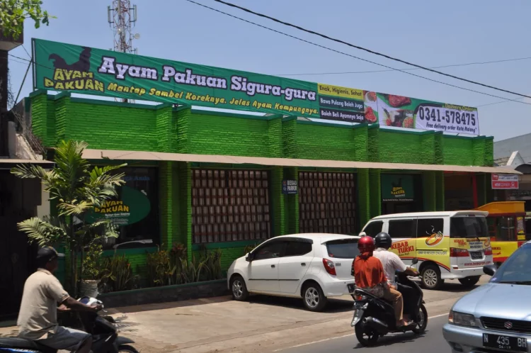 Ayam Pakuan, 1. Bubur Ayam Agus, 2. Pecel Kawi, 3. Kuliner Malam Pos Ketan Legenda 1967, 4. Sate Landak Bu Ria, 5. Soto Geprak Mbah Djo, 6. Hot Cui Mie Gloria Malang, 7. Toko Oen, 8. Cafe Jagung Jaya Abadi, 9. Warung Ronde Titoni, 10. Depot Hok Lay, 11. Rumah Makan Cairo, 12. Putu Lanang Celaket, 13. Bakpao Boldy, 14. Mie Gajah Mada, 15. Rujak Cingur Bude Ruk, 16. Warung Lama Haji Ridwan, 17. Depot Tahu Lontong Lonceng, 18. Burger Buto, 19. Pia Mangkok Malang, 20. STMJ Glintung, 21. Mie Iblis Malang, 22. Surabi Gendut, 23. Gado-Gado Citra Kota Malang, 23. Bakso President, 24. Lesehan Pak H. SHOLEH, 25. Lesehan Yogyakarta Malang, 26. Taman Indie Resto Malang, 27. Amsterdam Garden Resto & Steak House Malang, 28. Malibu Steak ‘n’ Pizza Malang, 29. Padi Resto Galeri Malang, 30. Ikan Bakar 52 Malang, 31. Ikan Goreng Pangeran Muda Malang, 32. Ikan Bakar Cianjur ( IBC ), 33. Pondok Desa Kampung Telaga Malang, 34. Javanine Restaurant, 35. Rumah Makan Inggil, 36. Bakso Bakar Trowulan, 37. Depot Rawon Nguling, 38. WellDuck Bebek Goreng & Bakar, 39. Ayam Kremes Madura Potre Koneng, 40. Bakso Bakar Pahlawan Trip Malang, 41. Harmoni Resto Cafe Malang, 42. Baegopa Malang, 43. Pecel Pyuur (Brisam) Malang, 44. Mie Tomcat Malang, 45. Rawon Brintik, Warung Bu Napsiah Malang, 46. Noodle Inc Malang, 47. Bakso Kota Cak Man Malang, 48. Warung Spesial Sambal Malang, 49. Mie Jogging Malang, 50. Ayam Bakar Lientang Malang, 51. Dapur Resto Kota Malang, 52. Waroeng Bamboe Lesehan Sidomulyo, 53. Omah Kitir Cafe Factory, 54. Waroeng Lesehan Pring Pethuk, 53. Melati Restaurant, 54. Rumah Opa Kitchen And Lounge, 55. Rumah Coffee Loe Mien Toe, 56. Madam Wang Secret Garden, 57. Daerah Payung, 58. Rumah Sosis, 59. Jungle Fast Food Resto, 60. Ria Djenaka Batu, 61. Warung Sate Kelinci, 62. Warung Wareg, 63. Sate Hotplet, 64. Racel Risol, 65. Illy Cafe Lai Lai, 66. Ayam Pakuan, 67. Warung Mie Setan, 68. Orem-orem Khas Arema, 69. Surabi Imut, 70. Bakso Bakar Pak Man, 71. Cwie Mie Malang, 72. Sate dan Gule Kambing Haji Paino Bunul (Tahun 1973 – Sekarang), 73. Depot Soto Lombok (Tahun 1955 – Sekarang), 74. Soto Daging Pak Markeso (Tahun 1950 – Sekarang), 75. Soto Daging Rahayu (sejak 1928), 76. Warung Bu Haji AREMA