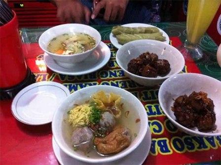 Bakso Bakar Pahlawan Trip Malang, 1. Bubur Ayam Agus, 2. Pecel Kawi, 3. Kuliner Malam Pos Ketan Legenda 1967, 4. Sate Landak Bu Ria, 5. Soto Geprak Mbah Djo, 6. Hot Cui Mie Gloria Malang, 7. Toko Oen, 8. Cafe Jagung Jaya Abadi, 9. Warung Ronde Titoni, 10. Depot Hok Lay, 11. Rumah Makan Cairo, 12. Putu Lanang Celaket, 13. Bakpao Boldy, 14. Mie Gajah Mada, 15. Rujak Cingur Bude Ruk, 16. Warung Lama Haji Ridwan, 17. Depot Tahu Lontong Lonceng, 18. Burger Buto, 19. Pia Mangkok Malang, 20. STMJ Glintung, 21. Mie Iblis Malang, 22. Surabi Gendut, 23. Gado-Gado Citra Kota Malang, 23. Bakso President, 24. Lesehan Pak H. SHOLEH, 25. Lesehan Yogyakarta Malang, 26. Taman Indie Resto Malang, 27. Amsterdam Garden Resto & Steak House Malang, 28. Malibu Steak ‘n’ Pizza Malang, 29. Padi Resto Galeri Malang, 30. Ikan Bakar 52 Malang, 31. Ikan Goreng Pangeran Muda Malang, 32. Ikan Bakar Cianjur ( IBC ), 33. Pondok Desa Kampung Telaga Malang, 34. Javanine Restaurant, 35. Rumah Makan Inggil, 36. Bakso Bakar Trowulan, 37. Depot Rawon Nguling, 38. WellDuck Bebek Goreng & Bakar, 39. Ayam Kremes Madura Potre Koneng, 40. Bakso Bakar Pahlawan Trip Malang, 41. Harmoni Resto Cafe Malang, 42. Baegopa Malang, 43. Pecel Pyuur (Brisam) Malang, 44. Mie Tomcat Malang, 45. Rawon Brintik, Warung Bu Napsiah Malang, 46. Noodle Inc Malang, 47. Bakso Kota Cak Man Malang, 48. Warung Spesial Sambal Malang, 49. Mie Jogging Malang, 50. Ayam Bakar Lientang Malang, 51. Dapur Resto Kota Malang, 52. Waroeng Bamboe Lesehan Sidomulyo, 53. Omah Kitir Cafe Factory, 54. Waroeng Lesehan Pring Pethuk, 53. Melati Restaurant, 54. Rumah Opa Kitchen And Lounge, 55. Rumah Coffee Loe Mien Toe, 56. Madam Wang Secret Garden, 57. Daerah Payung, 58. Rumah Sosis, 59. Jungle Fast Food Resto, 60. Ria Djenaka Batu, 61. Warung Sate Kelinci, 62. Warung Wareg, 63. Sate Hotplet, 64. Racel Risol, 65. Illy Cafe Lai Lai, 66. Ayam Pakuan, 67. Warung Mie Setan, 68. Orem-orem Khas Arema, 69. Surabi Imut, 70. Bakso Bakar Pak Man, 71. Cwie Mie Malang, 72. Sate dan Gule Kambing Haji Paino Bunul (Tahun 1973 – Sekarang), 73. Depot Soto Lombok (Tahun 1955 – Sekarang), 74. Soto Daging Pak Markeso (Tahun 1950 – Sekarang), 75. Soto Daging Rahayu (sejak 1928), 76. Warung Bu Haji AREMA
