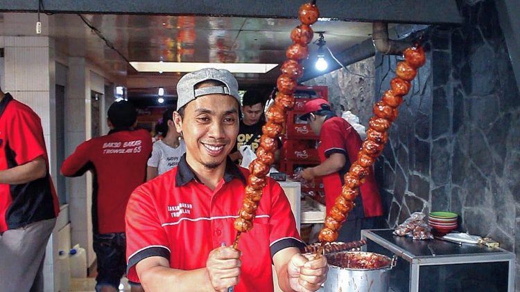 Bakso Bakar Trowulan via Youtube, 1. Bubur Ayam Agus, 2. Pecel Kawi, 3. Kuliner Malam Pos Ketan Legenda 1967, 4. Sate Landak Bu Ria, 5. Soto Geprak Mbah Djo, 6. Hot Cui Mie Gloria Malang, 7. Toko Oen, 8. Cafe Jagung Jaya Abadi, 9. Warung Ronde Titoni, 10. Depot Hok Lay, 11. Rumah Makan Cairo, 12. Putu Lanang Celaket, 13. Bakpao Boldy, 14. Mie Gajah Mada, 15. Rujak Cingur Bude Ruk, 16. Warung Lama Haji Ridwan, 17. Depot Tahu Lontong Lonceng, 18. Burger Buto, 19. Pia Mangkok Malang, 20. STMJ Glintung, 21. Mie Iblis Malang, 22. Surabi Gendut, 23. Gado-Gado Citra Kota Malang, 23. Bakso President, 24. Lesehan Pak H. SHOLEH, 25. Lesehan Yogyakarta Malang, 26. Taman Indie Resto Malang, 27. Amsterdam Garden Resto & Steak House Malang, 28. Malibu Steak ‘n’ Pizza Malang, 29. Padi Resto Galeri Malang, 30. Ikan Bakar 52 Malang, 31. Ikan Goreng Pangeran Muda Malang, 32. Ikan Bakar Cianjur ( IBC ), 33. Pondok Desa Kampung Telaga Malang, 34. Javanine Restaurant, 35. Rumah Makan Inggil, 36. Bakso Bakar Trowulan, 37. Depot Rawon Nguling, 38. WellDuck Bebek Goreng & Bakar, 39. Ayam Kremes Madura Potre Koneng, 40. Bakso Bakar Pahlawan Trip Malang, 41. Harmoni Resto Cafe Malang, 42. Baegopa Malang, 43. Pecel Pyuur (Brisam) Malang, 44. Mie Tomcat Malang, 45. Rawon Brintik, Warung Bu Napsiah Malang, 46. Noodle Inc Malang, 47. Bakso Kota Cak Man Malang, 48. Warung Spesial Sambal Malang, 49. Mie Jogging Malang, 50. Ayam Bakar Lientang Malang, 51. Dapur Resto Kota Malang, 52. Waroeng Bamboe Lesehan Sidomulyo, 53. Omah Kitir Cafe Factory, 54. Waroeng Lesehan Pring Pethuk, 53. Melati Restaurant, 54. Rumah Opa Kitchen And Lounge, 55. Rumah Coffee Loe Mien Toe, 56. Madam Wang Secret Garden, 57. Daerah Payung, 58. Rumah Sosis, 59. Jungle Fast Food Resto, 60. Ria Djenaka Batu, 61. Warung Sate Kelinci, 62. Warung Wareg, 63. Sate Hotplet, 64. Racel Risol, 65. Illy Cafe Lai Lai, 66. Ayam Pakuan, 67. Warung Mie Setan, 68. Orem-orem Khas Arema, 69. Surabi Imut, 70. Bakso Bakar Pak Man, 71. Cwie Mie Malang, 72. Sate dan Gule Kambing Haji Paino Bunul (Tahun 1973 – Sekarang), 73. Depot Soto Lombok (Tahun 1955 – Sekarang), 74. Soto Daging Pak Markeso (Tahun 1950 – Sekarang), 75. Soto Daging Rahayu (sejak 1928), 76. Warung Bu Haji AREMA