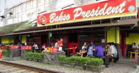 Bakso President, 1. Bubur Ayam Agus, 2. Pecel Kawi, 3. Kuliner Malam Pos Ketan Legenda 1967, 4. Sate Landak Bu Ria, 5. Soto Geprak Mbah Djo, 6. Hot Cui Mie Gloria Malang, 7. Toko Oen, 8. Cafe Jagung Jaya Abadi, 9. Warung Ronde Titoni, 10. Depot Hok Lay, 11. Rumah Makan Cairo, 12. Putu Lanang Celaket, 13. Bakpao Boldy, 14. Mie Gajah Mada, 15. Rujak Cingur Bude Ruk, 16. Warung Lama Haji Ridwan, 17. Depot Tahu Lontong Lonceng, 18. Burger Buto, 19. Pia Mangkok Malang, 20. STMJ Glintung, 21. Mie Iblis Malang, 22. Surabi Gendut, 23. Gado-Gado Citra Kota Malang, 23. Bakso President, 24. Lesehan Pak H. SHOLEH, 25. Lesehan Yogyakarta Malang, 26. Taman Indie Resto Malang, 27. Amsterdam Garden Resto & Steak House Malang, 28. Malibu Steak ‘n’ Pizza Malang, 29. Padi Resto Galeri Malang, 30. Ikan Bakar 52 Malang, 31. Ikan Goreng Pangeran Muda Malang, 32. Ikan Bakar Cianjur ( IBC ), 33. Pondok Desa Kampung Telaga Malang, 34. Javanine Restaurant, 35. Rumah Makan Inggil, 36. Bakso Bakar Trowulan, 37. Depot Rawon Nguling, 38. WellDuck Bebek Goreng & Bakar, 39. Ayam Kremes Madura Potre Koneng, 40. Bakso Bakar Pahlawan Trip Malang, 41. Harmoni Resto Cafe Malang, 42. Baegopa Malang, 43. Pecel Pyuur (Brisam) Malang, 44. Mie Tomcat Malang, 45. Rawon Brintik, Warung Bu Napsiah Malang, 46. Noodle Inc Malang, 47. Bakso Kota Cak Man Malang, 48. Warung Spesial Sambal Malang, 49. Mie Jogging Malang, 50. Ayam Bakar Lientang Malang, 51. Dapur Resto Kota Malang, 52. Waroeng Bamboe Lesehan Sidomulyo, 53. Omah Kitir Cafe Factory, 54. Waroeng Lesehan Pring Pethuk, 53. Melati Restaurant, 54. Rumah Opa Kitchen And Lounge, 55. Rumah Coffee Loe Mien Toe, 56. Madam Wang Secret Garden, 57. Daerah Payung, 58. Rumah Sosis, 59. Jungle Fast Food Resto, 60. Ria Djenaka Batu, 61. Warung Sate Kelinci, 62. Warung Wareg, 63. Sate Hotplet, 64. Racel Risol, 65. Illy Cafe Lai Lai, 66. Ayam Pakuan, 67. Warung Mie Setan, 68. Orem-orem Khas Arema, 69. Surabi Imut, 70. Bakso Bakar Pak Man, 71. Cwie Mie Malang, 72. Sate dan Gule Kambing Haji Paino Bunul (Tahun 1973 – Sekarang), 73. Depot Soto Lombok (Tahun 1955 – Sekarang), 74. Soto Daging Pak Markeso (Tahun 1950 – Sekarang), 75. Soto Daging Rahayu (sejak 1928), 76. Warung Bu Haji AREMA