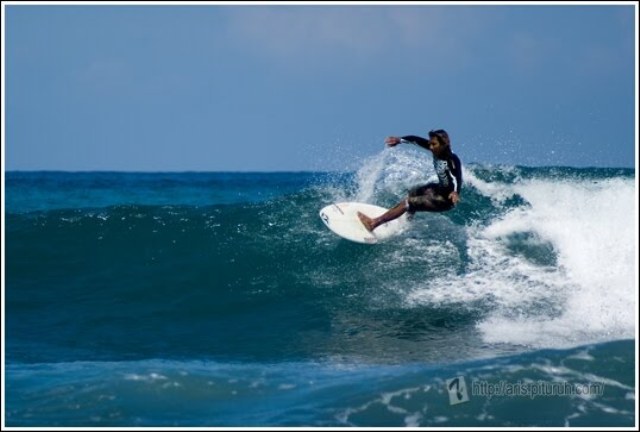 Berselancar di Pantai Carita Banten