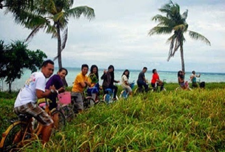 Bersepeda, 1. Pulau Tidung Besar , 2. Pulau Tidung Kecil, 3. Jembatan Cinta Pulau Tidung, 4. Spot Snorkeling, 5. Diving, 6. Permainan Seru, 7. Bersepeda, 8. Menangkap Ikan, 9. Penangkaran Penyu Sisik, 10. Kuburan Sakral, 13. Pantai Cemara Kasih, 14. Penangkaran Hiu, 15. Wisata Kuliner Istimewa Pulau Tidung