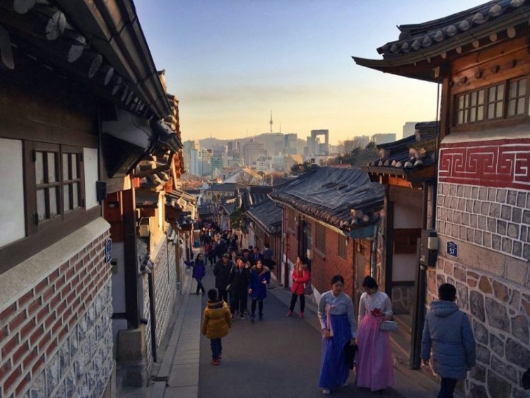 Bukchon Village - tempat wisata di Korea Selatan, 1. Istana Gyeongbok (Gyeongbokgung) – Kyŏngbokkung, 2. Lotte World, 3. Pulau Jeju, 4. Bomun Pavilion, Gyeongju, 5. Yang Dong Traditional Village, 6. Seomjin River Train Village, 7. Seongsan Sunrise Peak, 8. Stasiun Kyeong-Wha, Jinhae, 9. Taepyeong Salt Farm, 10. Boseong Green Tea Field, 11. Monumen Peringatan Perang Korea, 12. Teater Nanta di MyeongDong, 13. Taman Nasional Bukhansan, 14. Seoul Arts Center (Pusat Kesenian Seoul), 15. Istana Changdeok (Changdeokgung), 16. Uleung Island Seaside Road, 17. Tempat Wisata Belanja Myeongdong, 18. Bukchon Village, 19. Namsan Seoul Tower ( N Seoul Tower), 20. National Folk Museum of Korea (Museum Nasional Rakyat Korea), 21. Olympic Park, 22. Incheon, 23. Garden of Morning Calm, 24. Taebaek Snow Festival, 25. Gunung Naejangsan, 26. Korean Demilitarized Zone atau DMZ, 27. Namsangol Hanok Village, 28. Pulau Nami, 29. Everland Theme Park, 30. Cheonggyecheon River, 31. Gangnam District, 32. Hongdae, 33. Gamcheon culture village, 34. Pulau Udo, 35. National Gwacheon Science Museum