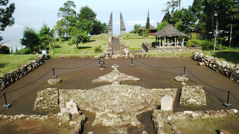 Candi Cetho, 1. Wisata Tawangmangu Grojogan Sewu, 2. Air Terjun Jumog, 3. Wisata Tawangmangu Agrowisata Sondokoro, 4. Candi Cetho, 5. Wisata Tawangmangu Gunung Lawu, 6. Wisata Tawangmangu Desa Nglurah, 7. Wisata Tawangmangu Air Terjun Pringgodani, 8. Wisata Tawangmangu – Outbound , 9. Flying Fox di Objek Wisata Tawangmangu, 10. Wisata Pemandian Air Hangat Cumpleng, 11. Camping Seru di Sekipan, Kalisoro, Tawangmangu, 12. Wisata Tawangmangu Situs Purbakala Menggung , 13. Wisata Kuliner di Tawangmangu Sate Kelinci, 14. Memetik Strawberry di Tawangmangu, 15. Obyek Wisata New Taman Balemkambang Tawangmangu, 16. Telaga Sarangan, 17. Air Terjun Parang Ijo, 18. Kebun Teh Kemuning, 19. Wisata Bukit Sekipan, 20. Rumah Atsiri, 21. Lawu Park, 22. River Hill Resort, 23. Kedung Sriti, 24. Air Terjun Jurang Sundo Tawangmangu, 25. Puncak Gunung Gamping, 26. Gunung Mongkrang, 27. Sakura Hills