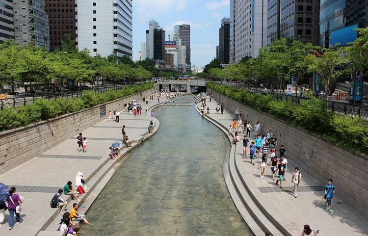 Cheonggyecheon River via Wikipedia, 1. Istana Gyeongbok (Gyeongbokgung) – Kyŏngbokkung, 2. Lotte World, 3. Pulau Jeju, 4. Bomun Pavilion, Gyeongju, 5. Yang Dong Traditional Village, 6. Seomjin River Train Village, 7. Seongsan Sunrise Peak, 8. Stasiun Kyeong-Wha, Jinhae, 9. Taepyeong Salt Farm, 10. Boseong Green Tea Field, 11. Monumen Peringatan Perang Korea, 12. Teater Nanta di MyeongDong, 13. Taman Nasional Bukhansan, 14. Seoul Arts Center (Pusat Kesenian Seoul), 15. Istana Changdeok (Changdeokgung), 16. Uleung Island Seaside Road, 17. Tempat Wisata Belanja Myeongdong, 18. Bukchon Village, 19. Namsan Seoul Tower ( N Seoul Tower), 20. National Folk Museum of Korea (Museum Nasional Rakyat Korea), 21. Olympic Park, 22. Incheon, 23. Garden of Morning Calm, 24. Taebaek Snow Festival, 25. Gunung Naejangsan, 26. Korean Demilitarized Zone atau DMZ, 27. Namsangol Hanok Village, 28. Pulau Nami, 29. Everland Theme Park, 30. Cheonggyecheon River, 31. Gangnam District, 32. Hongdae, 33. Gamcheon culture village, 34. Pulau Udo, 35. National Gwacheon Science Museum