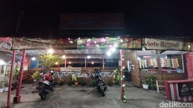 Daerah Payung via Detik, 1. Bubur Ayam Agus, 2. Pecel Kawi, 3. Kuliner Malam Pos Ketan Legenda 1967, 4. Sate Landak Bu Ria, 5. Soto Geprak Mbah Djo, 6. Hot Cui Mie Gloria Malang, 7. Toko Oen, 8. Cafe Jagung Jaya Abadi, 9. Warung Ronde Titoni, 10. Depot Hok Lay, 11. Rumah Makan Cairo, 12. Putu Lanang Celaket, 13. Bakpao Boldy, 14. Mie Gajah Mada, 15. Rujak Cingur Bude Ruk, 16. Warung Lama Haji Ridwan, 17. Depot Tahu Lontong Lonceng, 18. Burger Buto, 19. Pia Mangkok Malang, 20. STMJ Glintung, 21. Mie Iblis Malang, 22. Surabi Gendut, 23. Gado-Gado Citra Kota Malang, 23. Bakso President, 24. Lesehan Pak H. SHOLEH, 25. Lesehan Yogyakarta Malang, 26. Taman Indie Resto Malang, 27. Amsterdam Garden Resto & Steak House Malang, 28. Malibu Steak ‘n’ Pizza Malang, 29. Padi Resto Galeri Malang, 30. Ikan Bakar 52 Malang, 31. Ikan Goreng Pangeran Muda Malang, 32. Ikan Bakar Cianjur ( IBC ), 33. Pondok Desa Kampung Telaga Malang, 34. Javanine Restaurant, 35. Rumah Makan Inggil, 36. Bakso Bakar Trowulan, 37. Depot Rawon Nguling, 38. WellDuck Bebek Goreng & Bakar, 39. Ayam Kremes Madura Potre Koneng, 40. Bakso Bakar Pahlawan Trip Malang, 41. Harmoni Resto Cafe Malang, 42. Baegopa Malang, 43. Pecel Pyuur (Brisam) Malang, 44. Mie Tomcat Malang, 45. Rawon Brintik, Warung Bu Napsiah Malang, 46. Noodle Inc Malang, 47. Bakso Kota Cak Man Malang, 48. Warung Spesial Sambal Malang, 49. Mie Jogging Malang, 50. Ayam Bakar Lientang Malang, 51. Dapur Resto Kota Malang, 52. Waroeng Bamboe Lesehan Sidomulyo, 53. Omah Kitir Cafe Factory, 54. Waroeng Lesehan Pring Pethuk, 53. Melati Restaurant, 54. Rumah Opa Kitchen And Lounge, 55. Rumah Coffee Loe Mien Toe, 56. Madam Wang Secret Garden, 57. Daerah Payung, 58. Rumah Sosis, 59. Jungle Fast Food Resto, 60. Ria Djenaka Batu, 61. Warung Sate Kelinci, 62. Warung Wareg, 63. Sate Hotplet, 64. Racel Risol, 65. Illy Cafe Lai Lai, 66. Ayam Pakuan, 67. Warung Mie Setan, 68. Orem-orem Khas Arema, 69. Surabi Imut, 70. Bakso Bakar Pak Man, 71. Cwie Mie Malang, 72. Sate dan Gule Kambing Haji Paino Bunul (Tahun 1973 – Sekarang), 73. Depot Soto Lombok (Tahun 1955 – Sekarang), 74. Soto Daging Pak Markeso (Tahun 1950 – Sekarang), 75. Soto Daging Rahayu (sejak 1928), 76. Warung Bu Haji AREMA