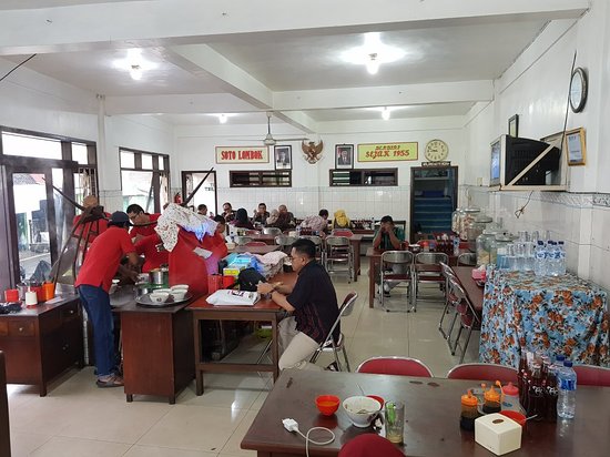Depot Soto Lombok via Tripadvisor, 1. Bubur Ayam Agus, 2. Pecel Kawi, 3. Kuliner Malam Pos Ketan Legenda 1967, 4. Sate Landak Bu Ria, 5. Soto Geprak Mbah Djo, 6. Hot Cui Mie Gloria Malang, 7. Toko Oen, 8. Cafe Jagung Jaya Abadi, 9. Warung Ronde Titoni, 10. Depot Hok Lay, 11. Rumah Makan Cairo, 12. Putu Lanang Celaket, 13. Bakpao Boldy, 14. Mie Gajah Mada, 15. Rujak Cingur Bude Ruk, 16. Warung Lama Haji Ridwan, 17. Depot Tahu Lontong Lonceng, 18. Burger Buto, 19. Pia Mangkok Malang, 20. STMJ Glintung, 21. Mie Iblis Malang, 22. Surabi Gendut, 23. Gado-Gado Citra Kota Malang, 23. Bakso President, 24. Lesehan Pak H. SHOLEH, 25. Lesehan Yogyakarta Malang, 26. Taman Indie Resto Malang, 27. Amsterdam Garden Resto & Steak House Malang, 28. Malibu Steak ‘n’ Pizza Malang, 29. Padi Resto Galeri Malang, 30. Ikan Bakar 52 Malang, 31. Ikan Goreng Pangeran Muda Malang, 32. Ikan Bakar Cianjur ( IBC ), 33. Pondok Desa Kampung Telaga Malang, 34. Javanine Restaurant, 35. Rumah Makan Inggil, 36. Bakso Bakar Trowulan, 37. Depot Rawon Nguling, 38. WellDuck Bebek Goreng & Bakar, 39. Ayam Kremes Madura Potre Koneng, 40. Bakso Bakar Pahlawan Trip Malang, 41. Harmoni Resto Cafe Malang, 42. Baegopa Malang, 43. Pecel Pyuur (Brisam) Malang, 44. Mie Tomcat Malang, 45. Rawon Brintik, Warung Bu Napsiah Malang, 46. Noodle Inc Malang, 47. Bakso Kota Cak Man Malang, 48. Warung Spesial Sambal Malang, 49. Mie Jogging Malang, 50. Ayam Bakar Lientang Malang, 51. Dapur Resto Kota Malang, 52. Waroeng Bamboe Lesehan Sidomulyo, 53. Omah Kitir Cafe Factory, 54. Waroeng Lesehan Pring Pethuk, 53. Melati Restaurant, 54. Rumah Opa Kitchen And Lounge, 55. Rumah Coffee Loe Mien Toe, 56. Madam Wang Secret Garden, 57. Daerah Payung, 58. Rumah Sosis, 59. Jungle Fast Food Resto, 60. Ria Djenaka Batu, 61. Warung Sate Kelinci, 62. Warung Wareg, 63. Sate Hotplet, 64. Racel Risol, 65. Illy Cafe Lai Lai, 66. Ayam Pakuan, 67. Warung Mie Setan, 68. Orem-orem Khas Arema, 69. Surabi Imut, 70. Bakso Bakar Pak Man, 71. Cwie Mie Malang, 72. Sate dan Gule Kambing Haji Paino Bunul (Tahun 1973 – Sekarang), 73. Depot Soto Lombok (Tahun 1955 – Sekarang), 74. Soto Daging Pak Markeso (Tahun 1950 – Sekarang), 75. Soto Daging Rahayu (sejak 1928), 76. Warung Bu Haji AREMA