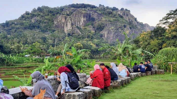 Desa Wisata Nglanggeran via Tribunnews, 1. Pantai Pok Tunggal, 2. Pantai Siung, 3. Pantai Indrayanti (Pantai Pulang Sawal), 4. Pantai Baron, 5. Pantai Jogan, 6. Pantai Sundak, 7. Pantai Krakal, 8. Goa Gelatik, 9. Air Terjun Sri Gethuk, 10. Gua Seropan, 11. Gua Jomblang, 12. Cave Tubing Kalisuci, 13. Gunung Nglanggeran, 14. Pantai Sadranan, 15. Bukit Bintang, 16. Pantai Ngobaran, 17. Pantai Gesing, 18. Bukit Kosakora, 19. Pantai Wedi Ombo, 20. Pantai Slili, 21. Pantai Timang, 22. Pantai Jungwok, 23. Rafting di Kali Oyo Gunungkidul, 24. Pantai Seruni, 25. Pantai Drini, 26. Pantai Sepanjang, 27. Goa Bribin, 28. Goa Kalisuci Gunung Kidul, 29. Alun-alun Wonosari (Alun-alun Pemda), 30. Pantai Kukup, Desa Kemadang, Kecamatan Tanjungsari, 31. Embung Batara Sriten, 32. Pantai Sadeng, 33. Goa Cokro, 34. Goa Lowo, 35. Pantai Ngrenehan, 36. Gua Maria Tritis, 37. Desa Wisata Jelok, 38. Desa Wisata Nglanggeran, 39. Goa Jomblang – Grubug, 40. Goa Paesan, 41. Gunung Patuk atau Bukit Hargodumilah, 42. Gunung Gambar, 43. Telaga Jonge, 44. Dam Beton Indah dan Bendungan Simo, 45. Rest Area Bunder, 46. Goa Cerme, 47. Goa Langse, 48. Pantai Ngandong, 49. Gunung Kendil, 50. Goa Cokakan, 51. Gunung Api Purba Nglanggeran, 52. Bengawan Solo Purba (Telaga Suling), 53. Desa Wisata Umbulrejo, 54. Kawasan Karst Pegunungan Sewu, 55. Telaga Kemuning, 56. Hutan Wanagama, 57. Situs Gambirowati atau Pesanggrahan Gambirowati, 58. Goa Jlamprong, Goa Gesing, Goa Sinden, 59. Desa Wisata Bejiharjo, 60. Desa Wisata Bleberan, 61. Desa Wisata Mojo, 62. Desa Wisata Bobung, 63. Desa Wisata Wonosadi, 64. Desa Wisata Garotan, 65. Lembah Karst Mulo, 66. Hutan Bunder, 67. Hutan Wonosadi, 68. Situs Megalitik Sokoliman, 69. Situs Gunungbang, 70. Pertapaan Kembang Lampir, 71. Pantai Nguyahan, 72. Goa Rancang Kencono