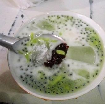 Es Dawet Telasih Bu Dermi di Pasar Gede, 1. Warung Pecel Solo, 2. Srabi Notosuman, 3. Soto Gading, 4. Sambal Tumpang Pecel Bu Kis, 5. Cambuk Rambak Solo, 6. Tahok Pak Citro Pasar Gede, 7. Tengkleng Bu Edi di Pasar Klewer, 8. Selat Segar Mbak Lies, 9. Sate Buntel Mbok Galak, 10. Es Gempol Pleret Pak Suhar, 11. Tahu Kupat “SARI” Pak Brewok, 12. Nasi Liwet Wongso Lemu (Not Rekomended Netizen, Harga Mahal dan Rasa Biasa Saja), 13. Sate Kere Yu Rebi, 14. Gudeg Ceker Margoyudan Bu Kasno, 15. Wedangan Pendhopo, 16. Es Dawet Telasih Bu Dermi di Pasar Gede, 17. Timlo, 18. Rumah Makan Bale Padi, 19. Pecel nDeso Solo, 20. Roemahkoe Resto, 21. Galabo Solo, 22. Sup Matahari Solo, 23. Mie Gajah Mas, 24. Ayam Tulang Dewa Cemara Dua di Solo Square, 25. Toko Roti Orion, 26. Selat Solo Mekar Sari, 27. Harjo Bestik, 28. Susu Shi Jack, 29. Sate Buntel Tambak Segaran, 30. Soto Seger Mbok Giyem Solo, 31. Selat viens Solo, 32. Tahu Kupat Sholihin ‘sido mampir’, 33. Torpedo Yu Rebi, 34. Es Krim Tentrem, 35. Pasar Malam Ngarsopuro, 36. Oh La Vita