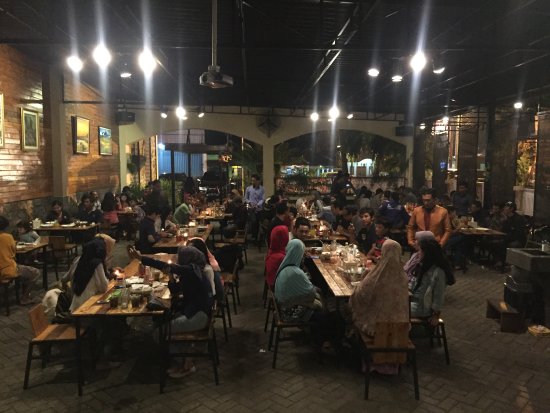 Foto via Tripadvisor, 1. Bubur Ayam Agus, 2. Pecel Kawi, 3. Kuliner Malam Pos Ketan Legenda 1967, 4. Sate Landak Bu Ria, 5. Soto Geprak Mbah Djo, 6. Hot Cui Mie Gloria Malang, 7. Toko Oen, 8. Cafe Jagung Jaya Abadi, 9. Warung Ronde Titoni, 10. Depot Hok Lay, 11. Rumah Makan Cairo, 12. Putu Lanang Celaket, 13. Bakpao Boldy, 14. Mie Gajah Mada, 15. Rujak Cingur Bude Ruk, 16. Warung Lama Haji Ridwan, 17. Depot Tahu Lontong Lonceng, 18. Burger Buto, 19. Pia Mangkok Malang, 20. STMJ Glintung, 21. Mie Iblis Malang, 22. Surabi Gendut, 23. Gado-Gado Citra Kota Malang, 23. Bakso President, 24. Lesehan Pak H. SHOLEH, 25. Lesehan Yogyakarta Malang, 26. Taman Indie Resto Malang, 27. Amsterdam Garden Resto & Steak House Malang, 28. Malibu Steak ‘n’ Pizza Malang, 29. Padi Resto Galeri Malang, 30. Ikan Bakar 52 Malang, 31. Ikan Goreng Pangeran Muda Malang, 32. Ikan Bakar Cianjur ( IBC ), 33. Pondok Desa Kampung Telaga Malang, 34. Javanine Restaurant, 35. Rumah Makan Inggil, 36. Bakso Bakar Trowulan, 37. Depot Rawon Nguling, 38. WellDuck Bebek Goreng & Bakar, 39. Ayam Kremes Madura Potre Koneng, 40. Bakso Bakar Pahlawan Trip Malang, 41. Harmoni Resto Cafe Malang, 42. Baegopa Malang, 43. Pecel Pyuur (Brisam) Malang, 44. Mie Tomcat Malang, 45. Rawon Brintik, Warung Bu Napsiah Malang, 46. Noodle Inc Malang, 47. Bakso Kota Cak Man Malang, 48. Warung Spesial Sambal Malang, 49. Mie Jogging Malang, 50. Ayam Bakar Lientang Malang, 51. Dapur Resto Kota Malang, 52. Waroeng Bamboe Lesehan Sidomulyo, 53. Omah Kitir Cafe Factory, 54. Waroeng Lesehan Pring Pethuk, 53. Melati Restaurant, 54. Rumah Opa Kitchen And Lounge, 55. Rumah Coffee Loe Mien Toe, 56. Madam Wang Secret Garden, 57. Daerah Payung, 58. Rumah Sosis, 59. Jungle Fast Food Resto, 60. Ria Djenaka Batu, 61. Warung Sate Kelinci, 62. Warung Wareg, 63. Sate Hotplet, 64. Racel Risol, 65. Illy Cafe Lai Lai, 66. Ayam Pakuan, 67. Warung Mie Setan, 68. Orem-orem Khas Arema, 69. Surabi Imut, 70. Bakso Bakar Pak Man, 71. Cwie Mie Malang, 72. Sate dan Gule Kambing Haji Paino Bunul (Tahun 1973 – Sekarang), 73. Depot Soto Lombok (Tahun 1955 – Sekarang), 74. Soto Daging Pak Markeso (Tahun 1950 – Sekarang), 75. Soto Daging Rahayu (sejak 1928), 76. Warung Bu Haji AREMA