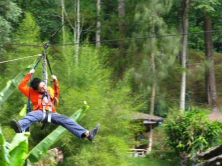 Flying Fox di Objek Wisata Tawangmangu, 1. Wisata Tawangmangu Grojogan Sewu, 2. Air Terjun Jumog, 3. Wisata Tawangmangu Agrowisata Sondokoro, 4. Candi Cetho, 5. Wisata Tawangmangu Gunung Lawu, 6. Wisata Tawangmangu Desa Nglurah, 7. Wisata Tawangmangu Air Terjun Pringgodani, 8. Wisata Tawangmangu – Outbound , 9. Flying Fox di Objek Wisata Tawangmangu, 10. Wisata Pemandian Air Hangat Cumpleng, 11. Camping Seru di Sekipan, Kalisoro, Tawangmangu, 12. Wisata Tawangmangu Situs Purbakala Menggung , 13. Wisata Kuliner di Tawangmangu Sate Kelinci, 14. Memetik Strawberry di Tawangmangu, 15. Obyek Wisata New Taman Balemkambang Tawangmangu, 16. Telaga Sarangan, 17. Air Terjun Parang Ijo, 18. Kebun Teh Kemuning, 19. Wisata Bukit Sekipan, 20. Rumah Atsiri, 21. Lawu Park, 22. River Hill Resort, 23. Kedung Sriti, 24. Air Terjun Jurang Sundo Tawangmangu, 25. Puncak Gunung Gamping, 26. Gunung Mongkrang, 27. Sakura Hills