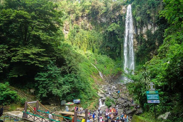 Grojogan Sewu via Kompas, 1. Grojogan Sewu Tawangmangu, 2. Pandawa Water World Solo Baru, 3. Taman Balekambang, 4. Keraton Surakarta, 5. Wisata Tugu Lilin di Solo , 6. Air Terjun Jumog, 7. Taman Sriwedari, 8. Kampoeng Batik Kauman, 9. Pasar Klewer, 10. Tempat Wisata di Solo – Museum Manusia Purba Sangiran, 11. Tempat Wisata di Solo – Pura Mangkunegaran, 12. Monumen Pers, 13. Galabo Solo, 14. Tempat Wisata di Solo – Kebun Binatang Taru Jurug, 15. Ngarsopuro Night Market Solo, 16. Alun-Alun Kidul Surakarta, 17. Tempat Wisata di Solo – Dalem Kalitan, 18. Tempat Wisata di Solo – Taman Cerdas, 19. Masjid Al-Wustho Mangkunegaran, 20. Bendungan Karet Tirtonadi, 21. The Heritage Palace, 22. Lokananta Recording Audio & Video Cassette, 23. Trans Studio Mini Solo, 24. Museum Batik Danar Hadi, 25. Loji Gandrung, 26. Museum Radya Pustaka, 27. Pasar Antik Triwindu, 28. Benteng Vastenburg Fort, 29. Agrowisata Amanah, Karanganyar, 30. Agrowisata Sondokoro, Karanganyar, 31. Bukit Hope, Karanganyar (Tutup), 32. Bumi Perkemahan Sekipan, Karanganyar, 33. Candi Cetho, Karanganyar, 34. Candi Sukuh, Karanganyar, 35. Edupark Intan Pari, Karanganyar, 36. Kebun Strawberry, Karanganyar, 37. Paralayang Segoro Gunung, Karanganyar, 38. Rumah Pohon Banyu Anyep (Tutup), 39. Taman Bintang Kemuning, Ngargoyoso, Karanganyar, 40. Telaga Madirda, Karanganyar, 41. Bukit Cumbri, Wonogiri, 42. Gantole Wonogiri, 43. Batu Seribu, Sukoharjo, 44. Bendungan Colo, Sukoharjo, 45. Gardu Pandang Bukit Batur Suroteleng, 46. Bukit Gancik, 47. Tretes Taman Tani (Tutup), 48. De Tjolomadoe, 49. Rumah Atsiri Indonesia, 50. Pantai Karang Payung, 51. Tumurun Private Museum, 52. River Moon Pusur, 53. Museum R Hamong Wardoyo, 54. Sepur Kluthuk Jaladara, 55. Koridor Singosaren, 56. Ndalem Gondosuli, 57. Grojogan Selondo, 58. Taman Hutan Rakyat Ngargoyoso, 59. Candi Plaosan, 60. Umbul Ponggok, 61. Umbul Cokro Tulung, 62. Omah Jungkir, 63. Telaga Biru, 64. Randubang, 65. Pasar Gede Hardjonagoro, 66. Solo Grand Mall, 67. Pusat Grosir Solo, 68. Taman Bunga Bono, Klaten, 69. Umbul Kapilaler, Klaten, 70. Bukit Gancik, Selo, Boyolali, 71. Lembah Gunung Madu, Boyolali, 72. Objek Wisata Tlatar, Boyolali, 73. Obyek Wisata Air Cokro, 74. Museum Samanhudi, 75. Air Terjun Parang Ijo, 76. Museum Keris, 77. Vihara Dhamma Sundara