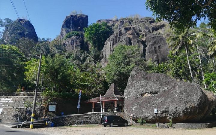 Gunung Api Purba Nglanggeran via Tempo, 1. Pantai Pok Tunggal, 2. Pantai Siung, 3. Pantai Indrayanti (Pantai Pulang Sawal), 4. Pantai Baron, 5. Pantai Jogan, 6. Pantai Sundak, 7. Pantai Krakal, 8. Goa Gelatik, 9. Air Terjun Sri Gethuk, 10. Gua Seropan, 11. Gua Jomblang, 12. Cave Tubing Kalisuci, 13. Gunung Nglanggeran, 14. Pantai Sadranan, 15. Bukit Bintang, 16. Pantai Ngobaran, 17. Pantai Gesing, 18. Bukit Kosakora, 19. Pantai Wedi Ombo, 20. Pantai Slili, 21. Pantai Timang, 22. Pantai Jungwok, 23. Rafting di Kali Oyo Gunungkidul, 24. Pantai Seruni, 25. Pantai Drini, 26. Pantai Sepanjang, 27. Goa Bribin, 28. Goa Kalisuci Gunung Kidul, 29. Alun-alun Wonosari (Alun-alun Pemda), 30. Pantai Kukup, Desa Kemadang, Kecamatan Tanjungsari, 31. Embung Batara Sriten, 32. Pantai Sadeng, 33. Goa Cokro, 34. Goa Lowo, 35. Pantai Ngrenehan, 36. Gua Maria Tritis, 37. Desa Wisata Jelok, 38. Desa Wisata Nglanggeran, 39. Goa Jomblang – Grubug, 40. Goa Paesan, 41. Gunung Patuk atau Bukit Hargodumilah, 42. Gunung Gambar, 43. Telaga Jonge, 44. Dam Beton Indah dan Bendungan Simo, 45. Rest Area Bunder, 46. Goa Cerme, 47. Goa Langse, 48. Pantai Ngandong, 49. Gunung Kendil, 50. Goa Cokakan, 51. Gunung Api Purba Nglanggeran, 52. Bengawan Solo Purba (Telaga Suling), 53. Desa Wisata Umbulrejo, 54. Kawasan Karst Pegunungan Sewu, 55. Telaga Kemuning, 56. Hutan Wanagama, 57. Situs Gambirowati atau Pesanggrahan Gambirowati, 58. Goa Jlamprong, Goa Gesing, Goa Sinden, 59. Desa Wisata Bejiharjo, 60. Desa Wisata Bleberan, 61. Desa Wisata Mojo, 62. Desa Wisata Bobung, 63. Desa Wisata Wonosadi, 64. Desa Wisata Garotan, 65. Lembah Karst Mulo, 66. Hutan Bunder, 67. Hutan Wonosadi, 68. Situs Megalitik Sokoliman, 69. Situs Gunungbang, 70. Pertapaan Kembang Lampir, 71. Pantai Nguyahan, 72. Goa Rancang Kencono