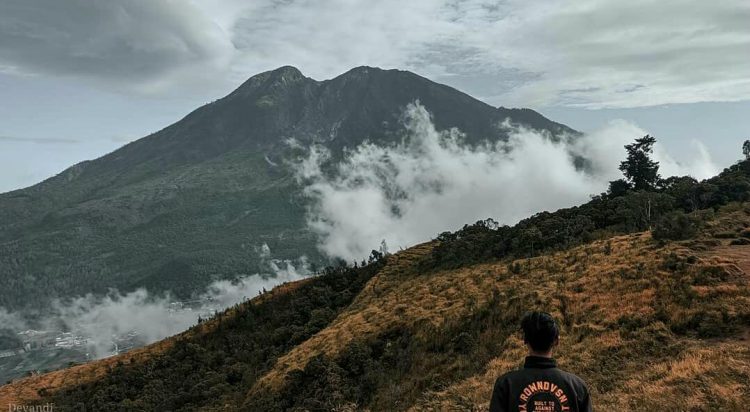 Gunung Mongkrang via Instagram.com @Dvandii_, 1. Wisata Tawangmangu Grojogan Sewu, 2. Air Terjun Jumog, 3. Wisata Tawangmangu Agrowisata Sondokoro, 4. Candi Cetho, 5. Wisata Tawangmangu Gunung Lawu, 6. Wisata Tawangmangu Desa Nglurah, 7. Wisata Tawangmangu Air Terjun Pringgodani, 8. Wisata Tawangmangu – Outbound , 9. Flying Fox di Objek Wisata Tawangmangu, 10. Wisata Pemandian Air Hangat Cumpleng, 11. Camping Seru di Sekipan, Kalisoro, Tawangmangu, 12. Wisata Tawangmangu Situs Purbakala Menggung , 13. Wisata Kuliner di Tawangmangu Sate Kelinci, 14. Memetik Strawberry di Tawangmangu, 15. Obyek Wisata New Taman Balemkambang Tawangmangu, 16. Telaga Sarangan, 17. Air Terjun Parang Ijo, 18. Kebun Teh Kemuning, 19. Wisata Bukit Sekipan, 20. Rumah Atsiri, 21. Lawu Park, 22. River Hill Resort, 23. Kedung Sriti, 24. Air Terjun Jurang Sundo Tawangmangu, 25. Puncak Gunung Gamping, 26. Gunung Mongkrang, 27. Sakura Hills