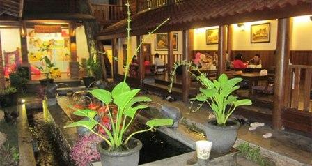 Harmoni Resto Cafe Malang, 1. Bubur Ayam Agus, 2. Pecel Kawi, 3. Kuliner Malam Pos Ketan Legenda 1967, 4. Sate Landak Bu Ria, 5. Soto Geprak Mbah Djo, 6. Hot Cui Mie Gloria Malang, 7. Toko Oen, 8. Cafe Jagung Jaya Abadi, 9. Warung Ronde Titoni, 10. Depot Hok Lay, 11. Rumah Makan Cairo, 12. Putu Lanang Celaket, 13. Bakpao Boldy, 14. Mie Gajah Mada, 15. Rujak Cingur Bude Ruk, 16. Warung Lama Haji Ridwan, 17. Depot Tahu Lontong Lonceng, 18. Burger Buto, 19. Pia Mangkok Malang, 20. STMJ Glintung, 21. Mie Iblis Malang, 22. Surabi Gendut, 23. Gado-Gado Citra Kota Malang, 23. Bakso President, 24. Lesehan Pak H. SHOLEH, 25. Lesehan Yogyakarta Malang, 26. Taman Indie Resto Malang, 27. Amsterdam Garden Resto & Steak House Malang, 28. Malibu Steak ‘n’ Pizza Malang, 29. Padi Resto Galeri Malang, 30. Ikan Bakar 52 Malang, 31. Ikan Goreng Pangeran Muda Malang, 32. Ikan Bakar Cianjur ( IBC ), 33. Pondok Desa Kampung Telaga Malang, 34. Javanine Restaurant, 35. Rumah Makan Inggil, 36. Bakso Bakar Trowulan, 37. Depot Rawon Nguling, 38. WellDuck Bebek Goreng & Bakar, 39. Ayam Kremes Madura Potre Koneng, 40. Bakso Bakar Pahlawan Trip Malang, 41. Harmoni Resto Cafe Malang, 42. Baegopa Malang, 43. Pecel Pyuur (Brisam) Malang, 44. Mie Tomcat Malang, 45. Rawon Brintik, Warung Bu Napsiah Malang, 46. Noodle Inc Malang, 47. Bakso Kota Cak Man Malang, 48. Warung Spesial Sambal Malang, 49. Mie Jogging Malang, 50. Ayam Bakar Lientang Malang, 51. Dapur Resto Kota Malang, 52. Waroeng Bamboe Lesehan Sidomulyo, 53. Omah Kitir Cafe Factory, 54. Waroeng Lesehan Pring Pethuk, 53. Melati Restaurant, 54. Rumah Opa Kitchen And Lounge, 55. Rumah Coffee Loe Mien Toe, 56. Madam Wang Secret Garden, 57. Daerah Payung, 58. Rumah Sosis, 59. Jungle Fast Food Resto, 60. Ria Djenaka Batu, 61. Warung Sate Kelinci, 62. Warung Wareg, 63. Sate Hotplet, 64. Racel Risol, 65. Illy Cafe Lai Lai, 66. Ayam Pakuan, 67. Warung Mie Setan, 68. Orem-orem Khas Arema, 69. Surabi Imut, 70. Bakso Bakar Pak Man, 71. Cwie Mie Malang, 72. Sate dan Gule Kambing Haji Paino Bunul (Tahun 1973 – Sekarang), 73. Depot Soto Lombok (Tahun 1955 – Sekarang), 74. Soto Daging Pak Markeso (Tahun 1950 – Sekarang), 75. Soto Daging Rahayu (sejak 1928), 76. Warung Bu Haji AREMA