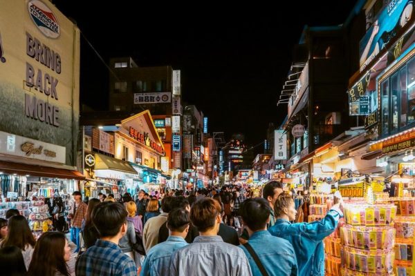 Hongdae, 1. Istana Gyeongbok (Gyeongbokgung) – Kyŏngbokkung, 2. Lotte World, 3. Pulau Jeju, 4. Bomun Pavilion, Gyeongju, 5. Yang Dong Traditional Village, 6. Seomjin River Train Village, 7. Seongsan Sunrise Peak, 8. Stasiun Kyeong-Wha, Jinhae, 9. Taepyeong Salt Farm, 10. Boseong Green Tea Field, 11. Monumen Peringatan Perang Korea, 12. Teater Nanta di MyeongDong, 13. Taman Nasional Bukhansan, 14. Seoul Arts Center (Pusat Kesenian Seoul), 15. Istana Changdeok (Changdeokgung), 16. Uleung Island Seaside Road, 17. Tempat Wisata Belanja Myeongdong, 18. Bukchon Village, 19. Namsan Seoul Tower ( N Seoul Tower), 20. National Folk Museum of Korea (Museum Nasional Rakyat Korea), 21. Olympic Park, 22. Incheon, 23. Garden of Morning Calm, 24. Taebaek Snow Festival, 25. Gunung Naejangsan, 26. Korean Demilitarized Zone atau DMZ, 27. Namsangol Hanok Village, 28. Pulau Nami, 29. Everland Theme Park, 30. Cheonggyecheon River, 31. Gangnam District, 32. Hongdae, 33. Gamcheon culture village, 34. Pulau Udo, 35. National Gwacheon Science Museum