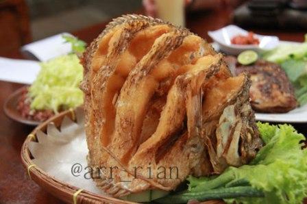Ikan Goreng Pangeran Muda Malang, 1. Bubur Ayam Agus, 2. Pecel Kawi, 3. Kuliner Malam Pos Ketan Legenda 1967, 4. Sate Landak Bu Ria, 5. Soto Geprak Mbah Djo, 6. Hot Cui Mie Gloria Malang, 7. Toko Oen, 8. Cafe Jagung Jaya Abadi, 9. Warung Ronde Titoni, 10. Depot Hok Lay, 11. Rumah Makan Cairo, 12. Putu Lanang Celaket, 13. Bakpao Boldy, 14. Mie Gajah Mada, 15. Rujak Cingur Bude Ruk, 16. Warung Lama Haji Ridwan, 17. Depot Tahu Lontong Lonceng, 18. Burger Buto, 19. Pia Mangkok Malang, 20. STMJ Glintung, 21. Mie Iblis Malang, 22. Surabi Gendut, 23. Gado-Gado Citra Kota Malang, 23. Bakso President, 24. Lesehan Pak H. SHOLEH, 25. Lesehan Yogyakarta Malang, 26. Taman Indie Resto Malang, 27. Amsterdam Garden Resto & Steak House Malang, 28. Malibu Steak ‘n’ Pizza Malang, 29. Padi Resto Galeri Malang, 30. Ikan Bakar 52 Malang, 31. Ikan Goreng Pangeran Muda Malang, 32. Ikan Bakar Cianjur ( IBC ), 33. Pondok Desa Kampung Telaga Malang, 34. Javanine Restaurant, 35. Rumah Makan Inggil, 36. Bakso Bakar Trowulan, 37. Depot Rawon Nguling, 38. WellDuck Bebek Goreng & Bakar, 39. Ayam Kremes Madura Potre Koneng, 40. Bakso Bakar Pahlawan Trip Malang, 41. Harmoni Resto Cafe Malang, 42. Baegopa Malang, 43. Pecel Pyuur (Brisam) Malang, 44. Mie Tomcat Malang, 45. Rawon Brintik, Warung Bu Napsiah Malang, 46. Noodle Inc Malang, 47. Bakso Kota Cak Man Malang, 48. Warung Spesial Sambal Malang, 49. Mie Jogging Malang, 50. Ayam Bakar Lientang Malang, 51. Dapur Resto Kota Malang, 52. Waroeng Bamboe Lesehan Sidomulyo, 53. Omah Kitir Cafe Factory, 54. Waroeng Lesehan Pring Pethuk, 53. Melati Restaurant, 54. Rumah Opa Kitchen And Lounge, 55. Rumah Coffee Loe Mien Toe, 56. Madam Wang Secret Garden, 57. Daerah Payung, 58. Rumah Sosis, 59. Jungle Fast Food Resto, 60. Ria Djenaka Batu, 61. Warung Sate Kelinci, 62. Warung Wareg, 63. Sate Hotplet, 64. Racel Risol, 65. Illy Cafe Lai Lai, 66. Ayam Pakuan, 67. Warung Mie Setan, 68. Orem-orem Khas Arema, 69. Surabi Imut, 70. Bakso Bakar Pak Man, 71. Cwie Mie Malang, 72. Sate dan Gule Kambing Haji Paino Bunul (Tahun 1973 – Sekarang), 73. Depot Soto Lombok (Tahun 1955 – Sekarang), 74. Soto Daging Pak Markeso (Tahun 1950 – Sekarang), 75. Soto Daging Rahayu (sejak 1928), 76. Warung Bu Haji AREMA