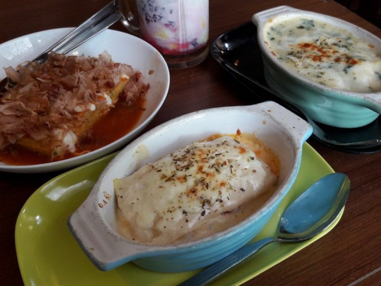 Illy Cafe Lai Lai via Malangculinary, 1. Bubur Ayam Agus, 2. Pecel Kawi, 3. Kuliner Malam Pos Ketan Legenda 1967, 4. Sate Landak Bu Ria, 5. Soto Geprak Mbah Djo, 6. Hot Cui Mie Gloria Malang, 7. Toko Oen, 8. Cafe Jagung Jaya Abadi, 9. Warung Ronde Titoni, 10. Depot Hok Lay, 11. Rumah Makan Cairo, 12. Putu Lanang Celaket, 13. Bakpao Boldy, 14. Mie Gajah Mada, 15. Rujak Cingur Bude Ruk, 16. Warung Lama Haji Ridwan, 17. Depot Tahu Lontong Lonceng, 18. Burger Buto, 19. Pia Mangkok Malang, 20. STMJ Glintung, 21. Mie Iblis Malang, 22. Surabi Gendut, 23. Gado-Gado Citra Kota Malang, 23. Bakso President, 24. Lesehan Pak H. SHOLEH, 25. Lesehan Yogyakarta Malang, 26. Taman Indie Resto Malang, 27. Amsterdam Garden Resto & Steak House Malang, 28. Malibu Steak ‘n’ Pizza Malang, 29. Padi Resto Galeri Malang, 30. Ikan Bakar 52 Malang, 31. Ikan Goreng Pangeran Muda Malang, 32. Ikan Bakar Cianjur ( IBC ), 33. Pondok Desa Kampung Telaga Malang, 34. Javanine Restaurant, 35. Rumah Makan Inggil, 36. Bakso Bakar Trowulan, 37. Depot Rawon Nguling, 38. WellDuck Bebek Goreng & Bakar, 39. Ayam Kremes Madura Potre Koneng, 40. Bakso Bakar Pahlawan Trip Malang, 41. Harmoni Resto Cafe Malang, 42. Baegopa Malang, 43. Pecel Pyuur (Brisam) Malang, 44. Mie Tomcat Malang, 45. Rawon Brintik, Warung Bu Napsiah Malang, 46. Noodle Inc Malang, 47. Bakso Kota Cak Man Malang, 48. Warung Spesial Sambal Malang, 49. Mie Jogging Malang, 50. Ayam Bakar Lientang Malang, 51. Dapur Resto Kota Malang, 52. Waroeng Bamboe Lesehan Sidomulyo, 53. Omah Kitir Cafe Factory, 54. Waroeng Lesehan Pring Pethuk, 53. Melati Restaurant, 54. Rumah Opa Kitchen And Lounge, 55. Rumah Coffee Loe Mien Toe, 56. Madam Wang Secret Garden, 57. Daerah Payung, 58. Rumah Sosis, 59. Jungle Fast Food Resto, 60. Ria Djenaka Batu, 61. Warung Sate Kelinci, 62. Warung Wareg, 63. Sate Hotplet, 64. Racel Risol, 65. Illy Cafe Lai Lai, 66. Ayam Pakuan, 67. Warung Mie Setan, 68. Orem-orem Khas Arema, 69. Surabi Imut, 70. Bakso Bakar Pak Man, 71. Cwie Mie Malang, 72. Sate dan Gule Kambing Haji Paino Bunul (Tahun 1973 – Sekarang), 73. Depot Soto Lombok (Tahun 1955 – Sekarang), 74. Soto Daging Pak Markeso (Tahun 1950 – Sekarang), 75. Soto Daging Rahayu (sejak 1928), 76. Warung Bu Haji AREMA