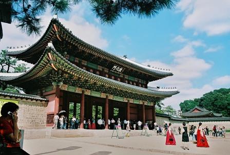 Istana Changdeok (Changdeokgung), 1. Istana Gyeongbok (Gyeongbokgung) – Kyŏngbokkung, 2. Lotte World, 3. Pulau Jeju, 4. Bomun Pavilion, Gyeongju, 5. Yang Dong Traditional Village, 6. Seomjin River Train Village, 7. Seongsan Sunrise Peak, 8. Stasiun Kyeong-Wha, Jinhae, 9. Taepyeong Salt Farm, 10. Boseong Green Tea Field, 11. Monumen Peringatan Perang Korea, 12. Teater Nanta di MyeongDong, 13. Taman Nasional Bukhansan, 14. Seoul Arts Center (Pusat Kesenian Seoul), 15. Istana Changdeok (Changdeokgung), 16. Uleung Island Seaside Road, 17. Tempat Wisata Belanja Myeongdong, 18. Bukchon Village, 19. Namsan Seoul Tower ( N Seoul Tower), 20. National Folk Museum of Korea (Museum Nasional Rakyat Korea), 21. Olympic Park, 22. Incheon, 23. Garden of Morning Calm, 24. Taebaek Snow Festival, 25. Gunung Naejangsan, 26. Korean Demilitarized Zone atau DMZ, 27. Namsangol Hanok Village, 28. Pulau Nami, 29. Everland Theme Park, 30. Cheonggyecheon River, 31. Gangnam District, 32. Hongdae, 33. Gamcheon culture village, 34. Pulau Udo, 35. National Gwacheon Science Museum