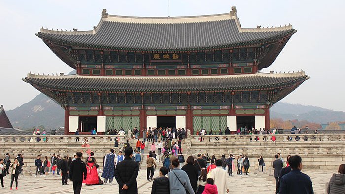 Istana Gyeongbok, 1. Istana Gyeongbok (Gyeongbokgung) – Kyŏngbokkung, 2. Lotte World, 3. Pulau Jeju, 4. Bomun Pavilion, Gyeongju, 5. Yang Dong Traditional Village, 6. Seomjin River Train Village, 7. Seongsan Sunrise Peak, 8. Stasiun Kyeong-Wha, Jinhae, 9. Taepyeong Salt Farm, 10. Boseong Green Tea Field, 11. Monumen Peringatan Perang Korea, 12. Teater Nanta di MyeongDong, 13. Taman Nasional Bukhansan, 14. Seoul Arts Center (Pusat Kesenian Seoul), 15. Istana Changdeok (Changdeokgung), 16. Uleung Island Seaside Road, 17. Tempat Wisata Belanja Myeongdong, 18. Bukchon Village, 19. Namsan Seoul Tower ( N Seoul Tower), 20. National Folk Museum of Korea (Museum Nasional Rakyat Korea), 21. Olympic Park, 22. Incheon, 23. Garden of Morning Calm, 24. Taebaek Snow Festival, 25. Gunung Naejangsan, 26. Korean Demilitarized Zone atau DMZ, 27. Namsangol Hanok Village, 28. Pulau Nami, 29. Everland Theme Park, 30. Cheonggyecheon River, 31. Gangnam District, 32. Hongdae, 33. Gamcheon culture village, 34. Pulau Udo, 35. National Gwacheon Science Museum