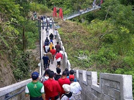 Janjang Seribu Great Wall of Koto Gadang - 65 Tempat Wisata di Sumatera Barat Terhits yang Wajib Dikunjungi, 1. Jam Gadang di Bukit Tinggi, 2. Istana Baso Pagaruyung, 3. Pantai Carocok Painan, 4. Lobang Jepang, 5. Pantai Padang ‘Nan Rancak Bana’ , 6. Pantai Gandoriah Pariaman, 7. Puncak Lawang Maninjau, 8. Lembah Anai , 9. Museum Adityawarman, 10. Pantai Muaro Padang & Jembatan Siti Nurbaya, 11. Pantai Kata Pariaman, 12. Benteng Fort de Kock, 13. Ngarai Sianok, 14. Pantai Cermin, 15. Wisata Pantai Caroline/Carolina, 16. Air Panas Bukik Kili, 17. Danau Maninjau, 18. Pemandian Lubuk Minturun, 19. Lembah Harau , 20. Puncak Anai (Pemandian dan Camping Ground), 21. Pesona Kepulauan Mentawai , 22. Janjang Seribu Great Wall of Koto Gadang, 23. Danau Singkarak, 24. Danau Diateh dan Danau Dibawah ( Danau Kembar ), 25. Pantai Aie Manih si Malin Kundang, 26. Pulau Cubadak, 27. Kawasan Wisata Mandeh, 28. Pulau Sikuai, 29. Tirta Alami, 30. Air Terjun Nyarai, 31. Pemandian Alam Sako Tapan, 32. Lubuak Bonta, 33. Lubuak Mato Kuciang, 34. Pemandian Alami Batang Tabik, 35. Lubuak Paraku, 36. Air Terjun Timbulun, 37. Muaro Binguang, 38. Ngalau Indah , 39. Jembatan Akar Pesisir Selatan, 40. Pulau Pasumpahan , 41. Pantai Nirwana, 42. Air Terjun Tigo Tingkek, 43. Air Terjun Sarasah Banyak Gariang, 44. Panorama Sitinjau Lauik, 45. Tapian Puti, 46. Lubuak Rantiang, 47. Sirukam Dairy Farm, 48. Puncak Gagoan, 49. Rumah Pohon Laing Park Solok, 50. Puncak Gobah, 51. Air Terjun Kapalo Banda Koto Hilalang, 52. Danau Talang – Solok, 53. Danau Dieteh dan Danau Dibawah, 54. Kebun Teh Alahan Panjang, Solok, 55. Jembatan Kelok Sembilan, 56. Air Terjun Lubuak Bulan, 57. Padang Mengatas, 58. Pulau Angso Duo Pariaman, 59. Pantai Tiram, 60. Puncak Langkisau