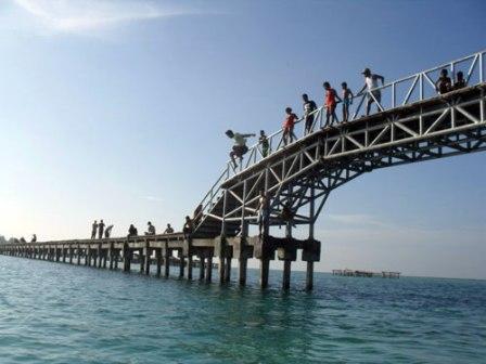 Jembatan Cinta Pulau Tidung, 1. Pulau Tidung Besar , 2. Pulau Tidung Kecil, 3. Jembatan Cinta Pulau Tidung, 4. Spot Snorkeling, 5. Diving, 6. Permainan Seru, 7. Bersepeda, 8. Menangkap Ikan, 9. Penangkaran Penyu Sisik, 10. Kuburan Sakral, 13. Pantai Cemara Kasih, 14. Penangkaran Hiu, 15. Wisata Kuliner Istimewa Pulau Tidung
