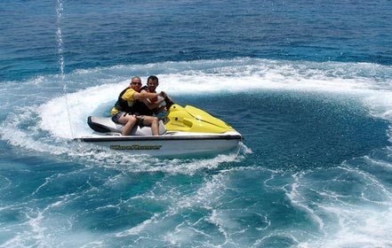 Jet Ski Tanjung Benoa, 1. Flying Board, 2. Wakerboarding, 3. Parasailing, 4. Sea Walker, 5. Snorkeling, 6. Banana Boat, 7. Flying Fish, 8. Rolling Donut, 10. Scuba Diving, 11. Glass Bottom Boat dan Pulau Penyu, 12. Jet Ski Tanjung Benoa, 13. Berjemur, 14. Pasar Malam Tanjung Benoa, 15. Situs Keagamaan