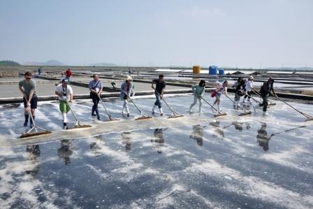 Jeungdo Salt Farm, 1. Istana Gyeongbok (Gyeongbokgung) – Kyŏngbokkung, 2. Lotte World, 3. Pulau Jeju, 4. Bomun Pavilion, Gyeongju, 5. Yang Dong Traditional Village, 6. Seomjin River Train Village, 7. Seongsan Sunrise Peak, 8. Stasiun Kyeong-Wha, Jinhae, 9. Taepyeong Salt Farm, 10. Boseong Green Tea Field, 11. Monumen Peringatan Perang Korea, 12. Teater Nanta di MyeongDong, 13. Taman Nasional Bukhansan, 14. Seoul Arts Center (Pusat Kesenian Seoul), 15. Istana Changdeok (Changdeokgung), 16. Uleung Island Seaside Road, 17. Tempat Wisata Belanja Myeongdong, 18. Bukchon Village, 19. Namsan Seoul Tower ( N Seoul Tower), 20. National Folk Museum of Korea (Museum Nasional Rakyat Korea), 21. Olympic Park, 22. Incheon, 23. Garden of Morning Calm, 24. Taebaek Snow Festival, 25. Gunung Naejangsan, 26. Korean Demilitarized Zone atau DMZ, 27. Namsangol Hanok Village, 28. Pulau Nami, 29. Everland Theme Park, 30. Cheonggyecheon River, 31. Gangnam District, 32. Hongdae, 33. Gamcheon culture village, 34. Pulau Udo, 35. National Gwacheon Science Museum