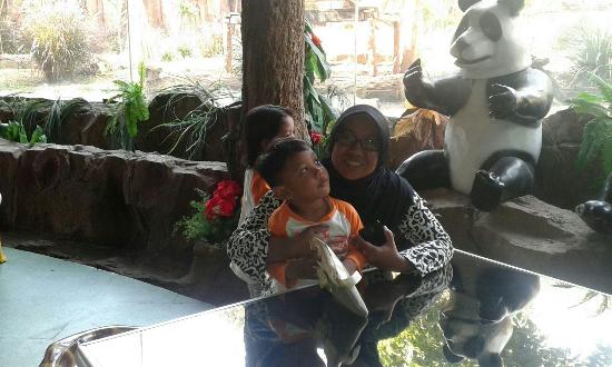 Jungle Fast Food Resto via Tripadvisor, 1. Bubur Ayam Agus, 2. Pecel Kawi, 3. Kuliner Malam Pos Ketan Legenda 1967, 4. Sate Landak Bu Ria, 5. Soto Geprak Mbah Djo, 6. Hot Cui Mie Gloria Malang, 7. Toko Oen, 8. Cafe Jagung Jaya Abadi, 9. Warung Ronde Titoni, 10. Depot Hok Lay, 11. Rumah Makan Cairo, 12. Putu Lanang Celaket, 13. Bakpao Boldy, 14. Mie Gajah Mada, 15. Rujak Cingur Bude Ruk, 16. Warung Lama Haji Ridwan, 17. Depot Tahu Lontong Lonceng, 18. Burger Buto, 19. Pia Mangkok Malang, 20. STMJ Glintung, 21. Mie Iblis Malang, 22. Surabi Gendut, 23. Gado-Gado Citra Kota Malang, 23. Bakso President, 24. Lesehan Pak H. SHOLEH, 25. Lesehan Yogyakarta Malang, 26. Taman Indie Resto Malang, 27. Amsterdam Garden Resto & Steak House Malang, 28. Malibu Steak ‘n’ Pizza Malang, 29. Padi Resto Galeri Malang, 30. Ikan Bakar 52 Malang, 31. Ikan Goreng Pangeran Muda Malang, 32. Ikan Bakar Cianjur ( IBC ), 33. Pondok Desa Kampung Telaga Malang, 34. Javanine Restaurant, 35. Rumah Makan Inggil, 36. Bakso Bakar Trowulan, 37. Depot Rawon Nguling, 38. WellDuck Bebek Goreng & Bakar, 39. Ayam Kremes Madura Potre Koneng, 40. Bakso Bakar Pahlawan Trip Malang, 41. Harmoni Resto Cafe Malang, 42. Baegopa Malang, 43. Pecel Pyuur (Brisam) Malang, 44. Mie Tomcat Malang, 45. Rawon Brintik, Warung Bu Napsiah Malang, 46. Noodle Inc Malang, 47. Bakso Kota Cak Man Malang, 48. Warung Spesial Sambal Malang, 49. Mie Jogging Malang, 50. Ayam Bakar Lientang Malang, 51. Dapur Resto Kota Malang, 52. Waroeng Bamboe Lesehan Sidomulyo, 53. Omah Kitir Cafe Factory, 54. Waroeng Lesehan Pring Pethuk, 53. Melati Restaurant, 54. Rumah Opa Kitchen And Lounge, 55. Rumah Coffee Loe Mien Toe, 56. Madam Wang Secret Garden, 57. Daerah Payung, 58. Rumah Sosis, 59. Jungle Fast Food Resto, 60. Ria Djenaka Batu, 61. Warung Sate Kelinci, 62. Warung Wareg, 63. Sate Hotplet, 64. Racel Risol, 65. Illy Cafe Lai Lai, 66. Ayam Pakuan, 67. Warung Mie Setan, 68. Orem-orem Khas Arema, 69. Surabi Imut, 70. Bakso Bakar Pak Man, 71. Cwie Mie Malang, 72. Sate dan Gule Kambing Haji Paino Bunul (Tahun 1973 – Sekarang), 73. Depot Soto Lombok (Tahun 1955 – Sekarang), 74. Soto Daging Pak Markeso (Tahun 1950 – Sekarang), 75. Soto Daging Rahayu (sejak 1928), 76. Warung Bu Haji AREMA