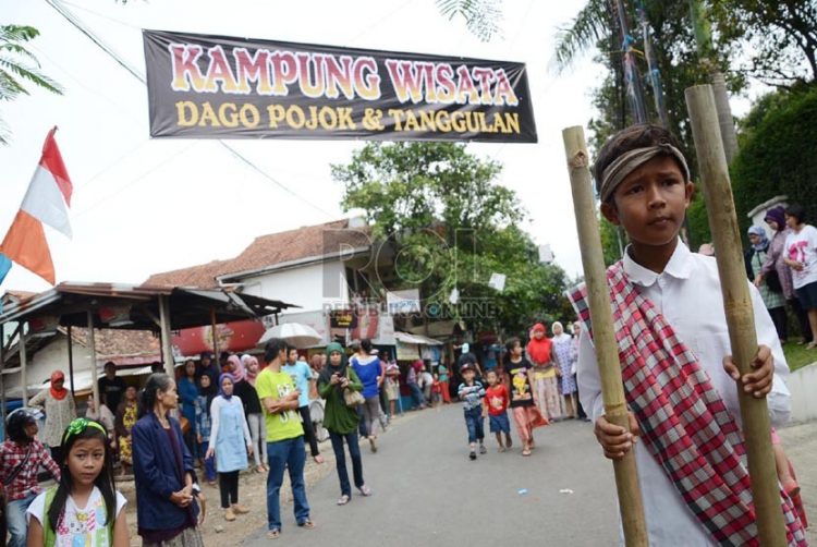 Kampung Dago Pojok via Republika, 1. Phantasia Barbie Gallery di the Balcony Restaurant, 2. Park Hopping Bandung, 3. Wisata Alam di Dusun Bambu Family Leisure Park, 4. Tempat Wisata Anak Paling Favorit Kampung Gajah Wonderland di Bandung (Tutup), 5. Kampung Dago Pojok, 6. Sky Level PVJ, Kebun Binatang Mini di Atap Sebuah Mall di Bandung, 7. Tempat Wisata Edukasi Anak di Padepokan Dayang Sumbi Bandung, 8. Tempat Wisata Alam di Ranca Upas, Ciwidey Bandung, 9. Tempat Wisata Anak Terbaru Bandung Carnival Land, 10. Jendela Alam Farm, 11. Nanny’s Pavillon – Kafe Unik dan Menarik, 12. Objek Wisata Anak di Bandung – Kampung Batu Malakasari, 13. Tempat Wisata Anak di Bandung Paling Populer Ciwidey Valley Waterpark Resort, 14. The Farm House – Tempat Wisata Anak Berupa Rumah Hobbit, 15. Saung Angklung Udjo – Menumbuhkan Kecintaan Terhadap Seni, 16. Ajarkan Anak Membatik di Rumah Batik Komar, 17. Bandung Science Centre – Tempat Wisata Anak di Bandung, 18. Crayon’s Craft &amp; Co, 19. Komunitas Hong – Kembali Ke Masa Anak di Tahun 90an, 20. Liburan Anak Seru di SPICE Camp (Spirit Camp Educity), 21. Maya Hirai School of Origami, 22. Gang Sereh Tempat Belajar Membuat Layangan, 23. Cihampelas Walk, 24. Miss Bee Providore, 25. Kebun Stroberi Ciwidey, 26. Taman Lalu Lintas Ade Irma Suryani, 27. Trans Studio Bandung, 28. Kebun Binatang Bandung, 29. Karang Setra Waterpark, 30. Taman Bermain MIM, 31. Taman Kupu Cihanjuang, 32. De’Ranch Bandung, 33. Kebun Bunga Cihideung, 34. Pemandian Air Panas Ciwalini, 35. Teras Cikapundung Riverspot, 36. Dago Dream Park, 37. Floating Market Lembang, 38. De Ranch, 40. Museum Geologi, 41. Farmhouse Lembang, 42. Glamping Lakeside Rancabali, 43. Taman Miniatur Kereta Api, 44. Taman Burung, Bird and Bromelia Pavilion, 45. Fairy Garden