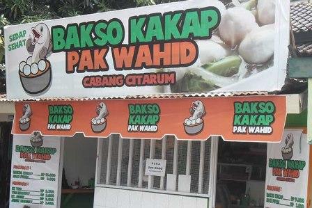Kuliner Semarang Bakso Kakap Pak Wahid, 1. Lunpia Gang Lombok , 2. Tahu Gimbal HAJI EDY (sejak 1972), 3. Tahu Pong Gajah Mada Semarang, 4. Pisang Plenet “Pak Yuli”, 5. Bandeng Presto, 6. Kuliner Semarang Mie Ramor, 7. Wingko Babat Pak Moel, 8. Kuliner Semarang Es Puter Cong Lik , 9. Nasi Goreng Babat Pak Karmin Mberok Legendaris , 10. Mie Kopyok Pak Dhuwur, 11. Aneka Nasi Ayam Semarang, 12. Nasi Gandul Pak Memet, 13. Kuliner Semarang Soto Bangkong Pak Sholeh, 14. Wedangan Pak Mardi, 15. Bakso Kakap Pak Wahid, 16. Ayam &amp; Bebek Goreng “Sari Rasa” (Pak Thori), 17. Kuliner Semarang Sate Kalak by Grill On, 18. Gulai Kambing Bustaman Pak Sabar, 19. D’Cost Semarang , 20. Tandhok Iga Bakar dan Kopi, 21. Ayam Goreng Spesial Lombok Idjo, 22. Pasar Semawis aka Warung Semawis, 23. Angkringan Pak Gik Gajahmada, 24. Warung Makan Asem-Asem Koh Liem, 25. Angkringan Gaul Ampiran 3 Semarang, 26. Bakmi Jowo Pak Gareng, 27. Restoran Kampung Laut Semarang, 28. Pesta Keboen Restoran, 29. Soto Pak No Semarang, 30. Mangut Welut Warung Bu Nasima Semarang, 31. Gudeg Koyor Mbak Tum – Peterongan, 32. Nasi Goreng Babat Hengky, 33. Depot Sukses Semarang, 34. Gudeg Abimanyu Semarang, 35. Waroeng Steak &amp; Shake Semarang, 36. Nasi Goreng Babat Pak Taman, 37. Nasi Kebuli Djawas Semarang, 38. Waroeng Kaligarong, 39. Kue Lekker Paimo