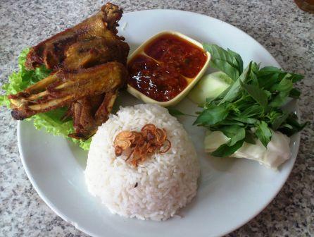 Kuliner Semarang Bebek Bakar dan Goreng Pak Thori, 1. Lunpia Gang Lombok , 2. Tahu Gimbal HAJI EDY (sejak 1972), 3. Tahu Pong Gajah Mada Semarang, 4. Pisang Plenet “Pak Yuli”, 5. Bandeng Presto, 6. Kuliner Semarang Mie Ramor, 7. Wingko Babat Pak Moel, 8. Kuliner Semarang Es Puter Cong Lik , 9. Nasi Goreng Babat Pak Karmin Mberok Legendaris , 10. Mie Kopyok Pak Dhuwur, 11. Aneka Nasi Ayam Semarang, 12. Nasi Gandul Pak Memet, 13. Kuliner Semarang Soto Bangkong Pak Sholeh, 14. Wedangan Pak Mardi, 15. Bakso Kakap Pak Wahid, 16. Ayam &amp; Bebek Goreng “Sari Rasa” (Pak Thori), 17. Kuliner Semarang Sate Kalak by Grill On, 18. Gulai Kambing Bustaman Pak Sabar, 19. D’Cost Semarang , 20. Tandhok Iga Bakar dan Kopi, 21. Ayam Goreng Spesial Lombok Idjo, 22. Pasar Semawis aka Warung Semawis, 23. Angkringan Pak Gik Gajahmada, 24. Warung Makan Asem-Asem Koh Liem, 25. Angkringan Gaul Ampiran 3 Semarang, 26. Bakmi Jowo Pak Gareng, 27. Restoran Kampung Laut Semarang, 28. Pesta Keboen Restoran, 29. Soto Pak No Semarang, 30. Mangut Welut Warung Bu Nasima Semarang, 31. Gudeg Koyor Mbak Tum – Peterongan, 32. Nasi Goreng Babat Hengky, 33. Depot Sukses Semarang, 34. Gudeg Abimanyu Semarang, 35. Waroeng Steak &amp; Shake Semarang, 36. Nasi Goreng Babat Pak Taman, 37. Nasi Kebuli Djawas Semarang, 38. Waroeng Kaligarong, 39. Kue Lekker Paimo