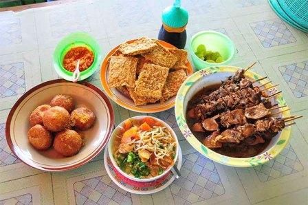 Kuliner Semarang Soto Bangkong, 1. Lunpia Gang Lombok , 2. Tahu Gimbal HAJI EDY (sejak 1972), 3. Tahu Pong Gajah Mada Semarang, 4. Pisang Plenet “Pak Yuli”, 5. Bandeng Presto, 6. Kuliner Semarang Mie Ramor, 7. Wingko Babat Pak Moel, 8. Kuliner Semarang Es Puter Cong Lik , 9. Nasi Goreng Babat Pak Karmin Mberok Legendaris , 10. Mie Kopyok Pak Dhuwur, 11. Aneka Nasi Ayam Semarang, 12. Nasi Gandul Pak Memet, 13. Kuliner Semarang Soto Bangkong Pak Sholeh, 14. Wedangan Pak Mardi, 15. Bakso Kakap Pak Wahid, 16. Ayam &amp; Bebek Goreng “Sari Rasa” (Pak Thori), 17. Kuliner Semarang Sate Kalak by Grill On, 18. Gulai Kambing Bustaman Pak Sabar, 19. D’Cost Semarang , 20. Tandhok Iga Bakar dan Kopi, 21. Ayam Goreng Spesial Lombok Idjo, 22. Pasar Semawis aka Warung Semawis, 23. Angkringan Pak Gik Gajahmada, 24. Warung Makan Asem-Asem Koh Liem, 25. Angkringan Gaul Ampiran 3 Semarang, 26. Bakmi Jowo Pak Gareng, 27. Restoran Kampung Laut Semarang, 28. Pesta Keboen Restoran, 29. Soto Pak No Semarang, 30. Mangut Welut Warung Bu Nasima Semarang, 31. Gudeg Koyor Mbak Tum – Peterongan, 32. Nasi Goreng Babat Hengky, 33. Depot Sukses Semarang, 34. Gudeg Abimanyu Semarang, 35. Waroeng Steak &amp; Shake Semarang, 36. Nasi Goreng Babat Pak Taman, 37. Nasi Kebuli Djawas Semarang, 38. Waroeng Kaligarong, 39. Kue Lekker Paimo