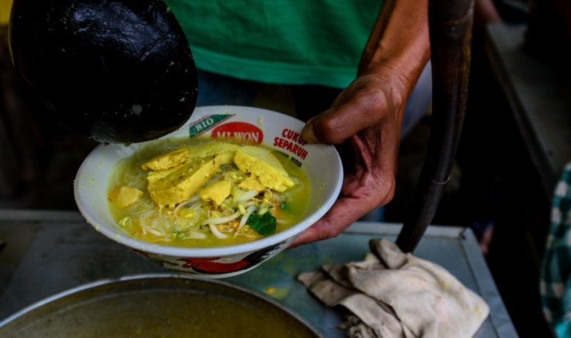Laksa kp Cincau - kuliner Bogor, 1. Restoran Gurih 7, 2. Menikmati Lapis Susu Alpukat dari Jumbo – Jumpa Bogor, 3. Menjajal Bakso Bumbu Rujak, Strudel Bogor &amp; Bubur Sumsum Ice dari Boogie Dessert House, 4. Death by Chocolate &amp; Spaghetti, 5. Momo Milk, 6. Pia Apple Pie, 7. Lasagna Gulung, 8. Macaroni Panggang, 9. Rumah Cupcakes &amp; BBQ, 10. Pizza Kayu Bakar Kedai Kita, 11. Cungkring, 12. Waroeng Taman, 13. Bapatong, 14. Ayam Goreng Aroma, 15. Sop Duren Lodaya, 16. Daiji Ramen, 17. Dillenia Kitchen, 18. Kedai Soto Ibu Rahayu, 19. Iga Bakar Jogja, 20. Mie Janda, 21. Bebek H. Slamet, 22. Resto Cimory, 23. Bebek Pak Ndut, 24. Soto Bogor Pak Salam, 25. Bakso Setan, 26. Martabak Air Mancur, 27. Toge Goreng Mang Gebro, 28. Mie Rampok, 29. Waroeng Steak and Shake, 30. Pizza Meteran, 31. Ceker Ranjau, 32. Sate Sumsum dan Ginjal Sapi Pak Oo, 33. Kedai Bakso Seuseupan, 34. Ayam Goreng Resto Mbok Berek, 35. Nasi Uduk Bansus, 36. Laksa kp Cincau, 37. Ayo Rasakan Kenangan dari Masakan Oma di Waroenk Talubi!, 38. Sop Buah Pak Ewok, 39. Asinan Jagung Bakar, 40. Agri Park