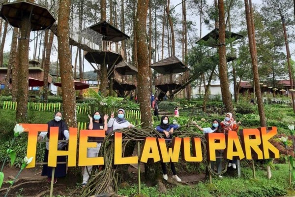 Lawu Park, 1. Wisata Tawangmangu Grojogan Sewu, 2. Air Terjun Jumog, 3. Wisata Tawangmangu Agrowisata Sondokoro, 4. Candi Cetho, 5. Wisata Tawangmangu Gunung Lawu, 6. Wisata Tawangmangu Desa Nglurah, 7. Wisata Tawangmangu Air Terjun Pringgodani, 8. Wisata Tawangmangu – Outbound , 9. Flying Fox di Objek Wisata Tawangmangu, 10. Wisata Pemandian Air Hangat Cumpleng, 11. Camping Seru di Sekipan, Kalisoro, Tawangmangu, 12. Wisata Tawangmangu Situs Purbakala Menggung , 13. Wisata Kuliner di Tawangmangu Sate Kelinci, 14. Memetik Strawberry di Tawangmangu, 15. Obyek Wisata New Taman Balemkambang Tawangmangu, 16. Telaga Sarangan, 17. Air Terjun Parang Ijo, 18. Kebun Teh Kemuning, 19. Wisata Bukit Sekipan, 20. Rumah Atsiri, 21. Lawu Park, 22. River Hill Resort, 23. Kedung Sriti, 24. Air Terjun Jurang Sundo Tawangmangu, 25. Puncak Gunung Gamping, 26. Gunung Mongkrang, 27. Sakura Hills