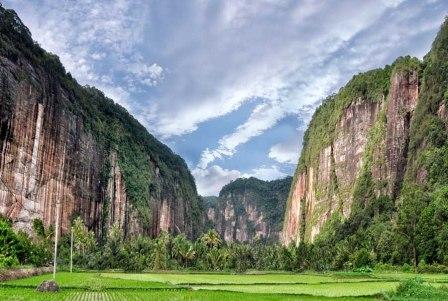 Lembah Harau Green Canyon Ala Sumatera Barat, 1. Jam Gadang di Bukit Tinggi, 2. Istana Baso Pagaruyung, 3. Pantai Carocok Painan, 4. Lobang Jepang, 5. Pantai Padang ‘Nan Rancak Bana’ , 6. Pantai Gandoriah Pariaman, 7. Puncak Lawang Maninjau, 8. Lembah Anai , 9. Museum Adityawarman, 10. Pantai Muaro Padang & Jembatan Siti Nurbaya, 11. Pantai Kata Pariaman, 12. Benteng Fort de Kock, 13. Ngarai Sianok, 14. Pantai Cermin, 15. Wisata Pantai Caroline/Carolina, 16. Air Panas Bukik Kili, 17. Danau Maninjau, 18. Pemandian Lubuk Minturun, 19. Lembah Harau , 20. Puncak Anai (Pemandian dan Camping Ground), 21. Pesona Kepulauan Mentawai , 22. Janjang Seribu Great Wall of Koto Gadang, 23. Danau Singkarak, 24. Danau Diateh dan Danau Dibawah ( Danau Kembar ), 25. Pantai Aie Manih si Malin Kundang, 26. Pulau Cubadak, 27. Kawasan Wisata Mandeh, 28. Pulau Sikuai, 29. Tirta Alami, 30. Air Terjun Nyarai, 31. Pemandian Alam Sako Tapan, 32. Lubuak Bonta, 33. Lubuak Mato Kuciang, 34. Pemandian Alami Batang Tabik, 35. Lubuak Paraku, 36. Air Terjun Timbulun, 37. Muaro Binguang, 38. Ngalau Indah , 39. Jembatan Akar Pesisir Selatan, 40. Pulau Pasumpahan , 41. Pantai Nirwana, 42. Air Terjun Tigo Tingkek, 43. Air Terjun Sarasah Banyak Gariang, 44. Panorama Sitinjau Lauik, 45. Tapian Puti, 46. Lubuak Rantiang, 47. Sirukam Dairy Farm, 48. Puncak Gagoan, 49. Rumah Pohon Laing Park Solok, 50. Puncak Gobah, 51. Air Terjun Kapalo Banda Koto Hilalang, 52. Danau Talang – Solok, 53. Danau Dieteh dan Danau Dibawah, 54. Kebun Teh Alahan Panjang, Solok, 55. Jembatan Kelok Sembilan, 56. Air Terjun Lubuak Bulan, 57. Padang Mengatas, 58. Pulau Angso Duo Pariaman, 59. Pantai Tiram, 60. Puncak Langkisau
