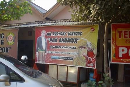 Mi Kopyok (Mi Lontong) Pak Dhuwur, 1. Lunpia Gang Lombok , 2. Tahu Gimbal HAJI EDY (sejak 1972), 3. Tahu Pong Gajah Mada Semarang, 4. Pisang Plenet “Pak Yuli”, 5. Bandeng Presto, 6. Kuliner Semarang Mie Ramor, 7. Wingko Babat Pak Moel, 8. Kuliner Semarang Es Puter Cong Lik , 9. Nasi Goreng Babat Pak Karmin Mberok Legendaris , 10. Mie Kopyok Pak Dhuwur, 11. Aneka Nasi Ayam Semarang, 12. Nasi Gandul Pak Memet, 13. Kuliner Semarang Soto Bangkong Pak Sholeh, 14. Wedangan Pak Mardi, 15. Bakso Kakap Pak Wahid, 16. Ayam &amp; Bebek Goreng “Sari Rasa” (Pak Thori), 17. Kuliner Semarang Sate Kalak by Grill On, 18. Gulai Kambing Bustaman Pak Sabar, 19. D’Cost Semarang , 20. Tandhok Iga Bakar dan Kopi, 21. Ayam Goreng Spesial Lombok Idjo, 22. Pasar Semawis aka Warung Semawis, 23. Angkringan Pak Gik Gajahmada, 24. Warung Makan Asem-Asem Koh Liem, 25. Angkringan Gaul Ampiran 3 Semarang, 26. Bakmi Jowo Pak Gareng, 27. Restoran Kampung Laut Semarang, 28. Pesta Keboen Restoran, 29. Soto Pak No Semarang, 30. Mangut Welut Warung Bu Nasima Semarang, 31. Gudeg Koyor Mbak Tum – Peterongan, 32. Nasi Goreng Babat Hengky, 33. Depot Sukses Semarang, 34. Gudeg Abimanyu Semarang, 35. Waroeng Steak &amp; Shake Semarang, 36. Nasi Goreng Babat Pak Taman, 37. Nasi Kebuli Djawas Semarang, 38. Waroeng Kaligarong, 39. Kue Lekker Paimo