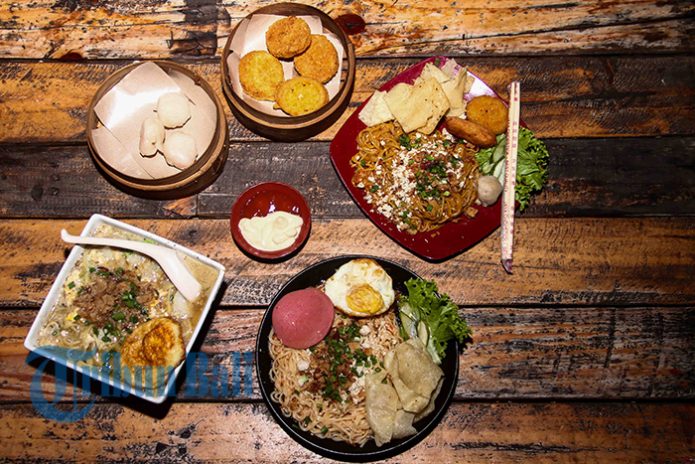 Mie Tomcat Malang via Tribunnews, 1. Bubur Ayam Agus, 2. Pecel Kawi, 3. Kuliner Malam Pos Ketan Legenda 1967, 4. Sate Landak Bu Ria, 5. Soto Geprak Mbah Djo, 6. Hot Cui Mie Gloria Malang, 7. Toko Oen, 8. Cafe Jagung Jaya Abadi, 9. Warung Ronde Titoni, 10. Depot Hok Lay, 11. Rumah Makan Cairo, 12. Putu Lanang Celaket, 13. Bakpao Boldy, 14. Mie Gajah Mada, 15. Rujak Cingur Bude Ruk, 16. Warung Lama Haji Ridwan, 17. Depot Tahu Lontong Lonceng, 18. Burger Buto, 19. Pia Mangkok Malang, 20. STMJ Glintung, 21. Mie Iblis Malang, 22. Surabi Gendut, 23. Gado-Gado Citra Kota Malang, 23. Bakso President, 24. Lesehan Pak H. SHOLEH, 25. Lesehan Yogyakarta Malang, 26. Taman Indie Resto Malang, 27. Amsterdam Garden Resto & Steak House Malang, 28. Malibu Steak ‘n’ Pizza Malang, 29. Padi Resto Galeri Malang, 30. Ikan Bakar 52 Malang, 31. Ikan Goreng Pangeran Muda Malang, 32. Ikan Bakar Cianjur ( IBC ), 33. Pondok Desa Kampung Telaga Malang, 34. Javanine Restaurant, 35. Rumah Makan Inggil, 36. Bakso Bakar Trowulan, 37. Depot Rawon Nguling, 38. WellDuck Bebek Goreng & Bakar, 39. Ayam Kremes Madura Potre Koneng, 40. Bakso Bakar Pahlawan Trip Malang, 41. Harmoni Resto Cafe Malang, 42. Baegopa Malang, 43. Pecel Pyuur (Brisam) Malang, 44. Mie Tomcat Malang, 45. Rawon Brintik, Warung Bu Napsiah Malang, 46. Noodle Inc Malang, 47. Bakso Kota Cak Man Malang, 48. Warung Spesial Sambal Malang, 49. Mie Jogging Malang, 50. Ayam Bakar Lientang Malang, 51. Dapur Resto Kota Malang, 52. Waroeng Bamboe Lesehan Sidomulyo, 53. Omah Kitir Cafe Factory, 54. Waroeng Lesehan Pring Pethuk, 53. Melati Restaurant, 54. Rumah Opa Kitchen And Lounge, 55. Rumah Coffee Loe Mien Toe, 56. Madam Wang Secret Garden, 57. Daerah Payung, 58. Rumah Sosis, 59. Jungle Fast Food Resto, 60. Ria Djenaka Batu, 61. Warung Sate Kelinci, 62. Warung Wareg, 63. Sate Hotplet, 64. Racel Risol, 65. Illy Cafe Lai Lai, 66. Ayam Pakuan, 67. Warung Mie Setan, 68. Orem-orem Khas Arema, 69. Surabi Imut, 70. Bakso Bakar Pak Man, 71. Cwie Mie Malang, 72. Sate dan Gule Kambing Haji Paino Bunul (Tahun 1973 – Sekarang), 73. Depot Soto Lombok (Tahun 1955 – Sekarang), 74. Soto Daging Pak Markeso (Tahun 1950 – Sekarang), 75. Soto Daging Rahayu (sejak 1928), 76. Warung Bu Haji AREMA