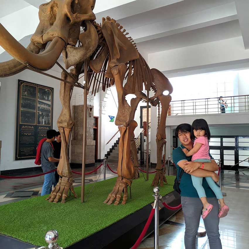 Museum Geologi via Instagram.com @glykist_syaadah, 1. Mari mulai dari atraksi wisata populer di Bandung yang bisa kalian jajal dengan harga minimalis, bahkan ada yang gratis lho! Misalnya saja aneka taman tematiknya yang keren, 2. Dengan 10 ribu rupiah, kalian bisa mengelilingi kota Bandung sambil bergaya keren di atas Bus Bandros, 3. Salurkan hasratmu jadi koboi dengan naik kuda. Harganya mulai dari 5 ribuan saja lho, 4. Ingin tahu seperti apa suasana pasar terapung? Nggak usah jauh-jauh ke Thailand karena di Bandung pun ada Floating Market, 5. Terkadang, wisata murah bisa begitu dekat dengan bintang. Nggak percaya? Mampir saja ke Observatorium Bosscha yang ada di bilangan Lembang untuk membuktikannya, 6. Walau bukan obyek wisata mayor, Cagar Alam Junghuhn layak untuk dikunjungi oleh kalian yang menghargai jasa para pahlawan, 7. Air terjun Maribaya selalu menjadi favorit bagi mereka yang mencintai suasana alam dengan budget yang ekonomis, 8. Dan, dari Maribaya, kalian bisa langsung menuju Taman Hutan Raya Juanda. Harga tiketnya sama ekonomisnya lho, 9. Untuk melengkapi kunjungan di Taman Hutan Raya Juanda, sekalian saja mampir ke tempat selfie paling populer di Bandung, yaitu Tebing Keraton, 10. Menikmati sejuknya udara Bandung bisa kalian lakukan sambil mengenal ragam fauna di Kebun Binatang Bandung, 11. Area Bandung Selatan juga punya banyak obyek wisata yang menyayangi kantong kalian. Misalnya saja wisata Kawah Putih-nya yang super populer itu, 12. Untuk kalian para pecinta wisata alam dan pengagum nilai-nilai romantisme, Situ Patenggang menjadi tempat yang wajib kalian sambangi di Bandung, 13. Mampirlah ke Pemandian Air Panas Cibolang yang akan menghangatkan tubuh kalian dari gigitan udara dingin di Ciwidey, 14. Cibolang bukan satu-satunya tempat yang dapat menghangatkan tubuh kalian saat dingin. Kunjungi saja Taman Wisata Alam Cimanggu yang juga menawarkan kolam pemandian air panas alami, 15. Atau, mampirlah ke pemandian Air Panas Alami Walini/Rancawalini juga populer di wilayah Ciwidey. Kalian dapat menikmati suasana berendam air panas di tengah perkebunan teh, 16. Wisata di Ciwidey akan semakin lengkap jika kalian berjalan-jalan di tengah Perkebunan Teh Rancabali. Pemandangannya yang indah akan membuat siapapun mendadak suka mengambil foto, 17. Untuk menutup wisata hemat di Bandung, mampirlah ke Pasar Gedebage untuk belanja pakaian second berkualitas bagus. Harganya? Murah meriah!, 18. Balitsa Lembang yang Instagramable, 19. Keindahan Babakan Siliwangi yang bikin mata terpana, 20. Mengintip Dinosaurus di Museum Geologi, 21. Kawah Rengganis yang begitu eksotis, 22. Epic Sunrise di Venue Gantole Cililin, 23. Menikmati pesona alam hijau di Bukit Teletubies, 24. Menikmati pesona alam hijau khas bebukitan di Bukit Jamur, 25. Pesona Curug Bellarosa yang bikin pikiran adem, 26. Epiknya pemandangan di Gunung Nini Pangalengan
