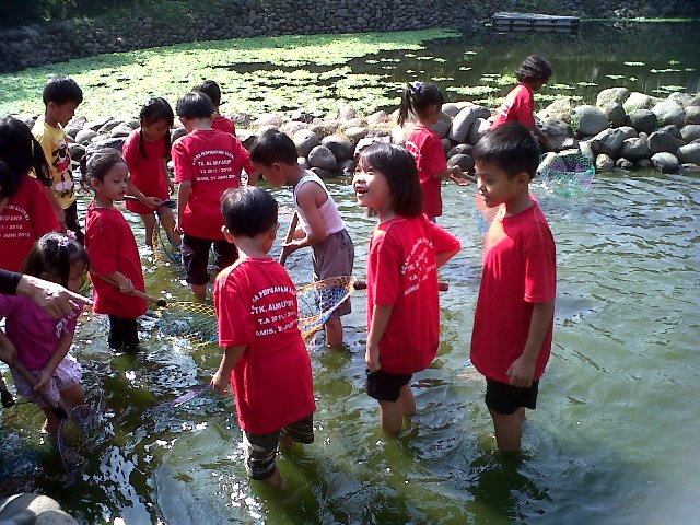 Nangkap Ikan di Telaga Arwana Cibubur