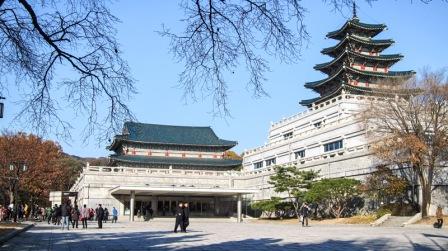 National Folk Museum of Korea (Museum Nasional Rakyat Korea) - tempat wisata di Korea Selatan, 1. Istana Gyeongbok (Gyeongbokgung) – Kyŏngbokkung, 2. Lotte World, 3. Pulau Jeju, 4. Bomun Pavilion, Gyeongju, 5. Yang Dong Traditional Village, 6. Seomjin River Train Village, 7. Seongsan Sunrise Peak, 8. Stasiun Kyeong-Wha, Jinhae, 9. Taepyeong Salt Farm, 10. Boseong Green Tea Field, 11. Monumen Peringatan Perang Korea, 12. Teater Nanta di MyeongDong, 13. Taman Nasional Bukhansan, 14. Seoul Arts Center (Pusat Kesenian Seoul), 15. Istana Changdeok (Changdeokgung), 16. Uleung Island Seaside Road, 17. Tempat Wisata Belanja Myeongdong, 18. Bukchon Village, 19. Namsan Seoul Tower ( N Seoul Tower), 20. National Folk Museum of Korea (Museum Nasional Rakyat Korea), 21. Olympic Park, 22. Incheon, 23. Garden of Morning Calm, 24. Taebaek Snow Festival, 25. Gunung Naejangsan, 26. Korean Demilitarized Zone atau DMZ, 27. Namsangol Hanok Village, 28. Pulau Nami, 29. Everland Theme Park, 30. Cheonggyecheon River, 31. Gangnam District, 32. Hongdae, 33. Gamcheon culture village, 34. Pulau Udo, 35. National Gwacheon Science Museum