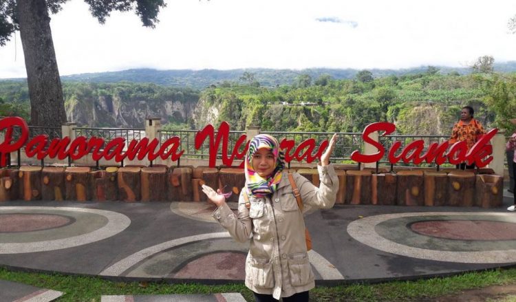 Ngarai Sianok via Instagram.com @aifani - 65 Tempat Wisata di Sumatera Barat Terhits yang Wajib Dikunjungi, 1. Jam Gadang di Bukit Tinggi, 2. Istana Baso Pagaruyung, 3. Pantai Carocok Painan, 4. Lobang Jepang, 5. Pantai Padang ‘Nan Rancak Bana’ , 6. Pantai Gandoriah Pariaman, 7. Puncak Lawang Maninjau, 8. Lembah Anai , 9. Museum Adityawarman, 10. Pantai Muaro Padang & Jembatan Siti Nurbaya, 11. Pantai Kata Pariaman, 12. Benteng Fort de Kock, 13. Ngarai Sianok, 14. Pantai Cermin, 15. Wisata Pantai Caroline/Carolina, 16. Air Panas Bukik Kili, 17. Danau Maninjau, 18. Pemandian Lubuk Minturun, 19. Lembah Harau , 20. Puncak Anai (Pemandian dan Camping Ground), 21. Pesona Kepulauan Mentawai , 22. Janjang Seribu Great Wall of Koto Gadang, 23. Danau Singkarak, 24. Danau Diateh dan Danau Dibawah ( Danau Kembar ), 25. Pantai Aie Manih si Malin Kundang, 26. Pulau Cubadak, 27. Kawasan Wisata Mandeh, 28. Pulau Sikuai, 29. Tirta Alami, 30. Air Terjun Nyarai, 31. Pemandian Alam Sako Tapan, 32. Lubuak Bonta, 33. Lubuak Mato Kuciang, 34. Pemandian Alami Batang Tabik, 35. Lubuak Paraku, 36. Air Terjun Timbulun, 37. Muaro Binguang, 38. Ngalau Indah , 39. Jembatan Akar Pesisir Selatan, 40. Pulau Pasumpahan , 41. Pantai Nirwana, 42. Air Terjun Tigo Tingkek, 43. Air Terjun Sarasah Banyak Gariang, 44. Panorama Sitinjau Lauik, 45. Tapian Puti, 46. Lubuak Rantiang, 47. Sirukam Dairy Farm, 48. Puncak Gagoan, 49. Rumah Pohon Laing Park Solok, 50. Puncak Gobah, 51. Air Terjun Kapalo Banda Koto Hilalang, 52. Danau Talang – Solok, 53. Danau Dieteh dan Danau Dibawah, 54. Kebun Teh Alahan Panjang, Solok, 55. Jembatan Kelok Sembilan, 56. Air Terjun Lubuak Bulan, 57. Padang Mengatas, 58. Pulau Angso Duo Pariaman, 59. Pantai Tiram, 60. Puncak Langkisau