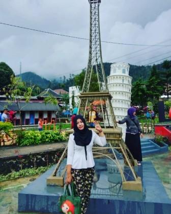 Obyek Wisata New Taman Balemkambang Tawangmangu, 1. Wisata Tawangmangu Grojogan Sewu, 2. Air Terjun Jumog, 3. Wisata Tawangmangu Agrowisata Sondokoro, 4. Candi Cetho, 5. Wisata Tawangmangu Gunung Lawu, 6. Wisata Tawangmangu Desa Nglurah, 7. Wisata Tawangmangu Air Terjun Pringgodani, 8. Wisata Tawangmangu – Outbound , 9. Flying Fox di Objek Wisata Tawangmangu, 10. Wisata Pemandian Air Hangat Cumpleng, 11. Camping Seru di Sekipan, Kalisoro, Tawangmangu, 12. Wisata Tawangmangu Situs Purbakala Menggung , 13. Wisata Kuliner di Tawangmangu Sate Kelinci, 14. Memetik Strawberry di Tawangmangu, 15. Obyek Wisata New Taman Balemkambang Tawangmangu, 16. Telaga Sarangan, 17. Air Terjun Parang Ijo, 18. Kebun Teh Kemuning, 19. Wisata Bukit Sekipan, 20. Rumah Atsiri, 21. Lawu Park, 22. River Hill Resort, 23. Kedung Sriti, 24. Air Terjun Jurang Sundo Tawangmangu, 25. Puncak Gunung Gamping, 26. Gunung Mongkrang, 27. Sakura Hills
