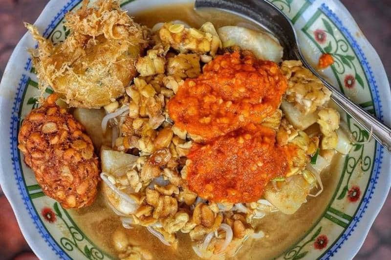 1. Bubur Ayam Agus, 2. Pecel Kawi, 3. Kuliner Malam Pos Ketan Legenda 1967, 4. Sate Landak Bu Ria, 5. Soto Geprak Mbah Djo, 6. Hot Cui Mie Gloria Malang, 7. Toko Oen, 8. Cafe Jagung Jaya Abadi, 9. Warung Ronde Titoni, 10. Depot Hok Lay, 11. Rumah Makan Cairo, 12. Putu Lanang Celaket, 13. Bakpao Boldy, 14. Mie Gajah Mada, 15. Rujak Cingur Bude Ruk, 16. Warung Lama Haji Ridwan, 17. Depot Tahu Lontong Lonceng, 18. Burger Buto, 19. Pia Mangkok Malang, 20. STMJ Glintung, 21. Mie Iblis Malang, 22. Surabi Gendut, 23. Gado-Gado Citra Kota Malang, 23. Bakso President, 24. Lesehan Pak H. SHOLEH, 25. Lesehan Yogyakarta Malang, 26. Taman Indie Resto Malang, 27. Amsterdam Garden Resto & Steak House Malang, 28. Malibu Steak ‘n’ Pizza Malang, 29. Padi Resto Galeri Malang, 30. Ikan Bakar 52 Malang, 31. Ikan Goreng Pangeran Muda Malang, 32. Ikan Bakar Cianjur ( IBC ), 33. Pondok Desa Kampung Telaga Malang, 34. Javanine Restaurant, 35. Rumah Makan Inggil, 36. Bakso Bakar Trowulan, 37. Depot Rawon Nguling, 38. WellDuck Bebek Goreng & Bakar, 39. Ayam Kremes Madura Potre Koneng, 40. Bakso Bakar Pahlawan Trip Malang, 41. Harmoni Resto Cafe Malang, 42. Baegopa Malang, 43. Pecel Pyuur (Brisam) Malang, 44. Mie Tomcat Malang, 45. Rawon Brintik, Warung Bu Napsiah Malang, 46. Noodle Inc Malang, 47. Bakso Kota Cak Man Malang, 48. Warung Spesial Sambal Malang, 49. Mie Jogging Malang, 50. Ayam Bakar Lientang Malang, 51. Dapur Resto Kota Malang, 52. Waroeng Bamboe Lesehan Sidomulyo, 53. Omah Kitir Cafe Factory, 54. Waroeng Lesehan Pring Pethuk, 53. Melati Restaurant, 54. Rumah Opa Kitchen And Lounge, 55. Rumah Coffee Loe Mien Toe, 56. Madam Wang Secret Garden, 57. Daerah Payung, 58. Rumah Sosis, 59. Jungle Fast Food Resto, 60. Ria Djenaka Batu, 61. Warung Sate Kelinci, 62. Warung Wareg, 63. Sate Hotplet, 64. Racel Risol, 65. Illy Cafe Lai Lai, 66. Ayam Pakuan, 67. Warung Mie Setan, 68. Orem-orem Khas Arema, 69. Surabi Imut, 70. Bakso Bakar Pak Man, 71. Cwie Mie Malang, 72. Sate dan Gule Kambing Haji Paino Bunul (Tahun 1973 – Sekarang), 73. Depot Soto Lombok (Tahun 1955 – Sekarang), 74. Soto Daging Pak Markeso (Tahun 1950 – Sekarang), 75. Soto Daging Rahayu (sejak 1928), 76. Warung Bu Haji AREMA