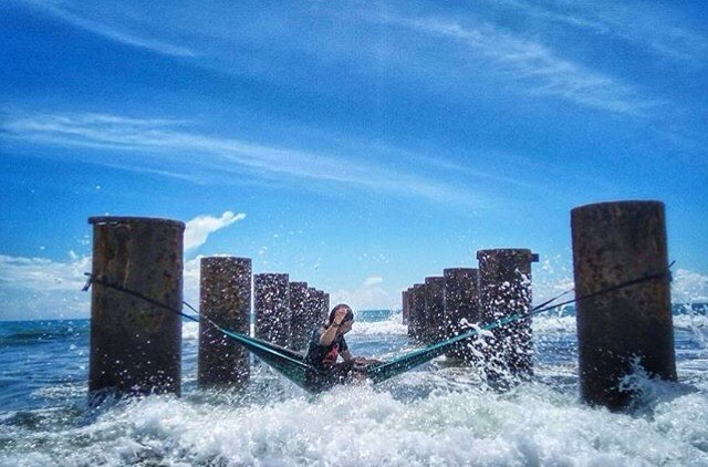 Pantai Kata Pariaman via Instagram.com rizal_1507 - 65 Tempat Wisata di Sumatera Barat Terhits yang Wajib Dikunjungi, 1. Jam Gadang di Bukit Tinggi, 2. Istana Baso Pagaruyung, 3. Pantai Carocok Painan, 4. Lobang Jepang, 5. Pantai Padang ‘Nan Rancak Bana’ , 6. Pantai Gandoriah Pariaman, 7. Puncak Lawang Maninjau, 8. Lembah Anai , 9. Museum Adityawarman, 10. Pantai Muaro Padang & Jembatan Siti Nurbaya, 11. Pantai Kata Pariaman, 12. Benteng Fort de Kock, 13. Ngarai Sianok, 14. Pantai Cermin, 15. Wisata Pantai Caroline/Carolina, 16. Air Panas Bukik Kili, 17. Danau Maninjau, 18. Pemandian Lubuk Minturun, 19. Lembah Harau , 20. Puncak Anai (Pemandian dan Camping Ground), 21. Pesona Kepulauan Mentawai , 22. Janjang Seribu Great Wall of Koto Gadang, 23. Danau Singkarak, 24. Danau Diateh dan Danau Dibawah ( Danau Kembar ), 25. Pantai Aie Manih si Malin Kundang, 26. Pulau Cubadak, 27. Kawasan Wisata Mandeh, 28. Pulau Sikuai, 29. Tirta Alami, 30. Air Terjun Nyarai, 31. Pemandian Alam Sako Tapan, 32. Lubuak Bonta, 33. Lubuak Mato Kuciang, 34. Pemandian Alami Batang Tabik, 35. Lubuak Paraku, 36. Air Terjun Timbulun, 37. Muaro Binguang, 38. Ngalau Indah , 39. Jembatan Akar Pesisir Selatan, 40. Pulau Pasumpahan , 41. Pantai Nirwana, 42. Air Terjun Tigo Tingkek, 43. Air Terjun Sarasah Banyak Gariang, 44. Panorama Sitinjau Lauik, 45. Tapian Puti, 46. Lubuak Rantiang, 47. Sirukam Dairy Farm, 48. Puncak Gagoan, 49. Rumah Pohon Laing Park Solok, 50. Puncak Gobah, 51. Air Terjun Kapalo Banda Koto Hilalang, 52. Danau Talang – Solok, 53. Danau Dieteh dan Danau Dibawah, 54. Kebun Teh Alahan Panjang, Solok, 55. Jembatan Kelok Sembilan, 56. Air Terjun Lubuak Bulan, 57. Padang Mengatas, 58. Pulau Angso Duo Pariaman, 59. Pantai Tiram, 60. Puncak Langkisau