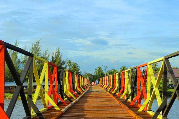 Pantai Tiram via Instagram.com @aidil_rizkiwarahman - 65 Tempat Wisata di Sumatera Barat Terhits yang Wajib Dikunjungi, 1. Jam Gadang di Bukit Tinggi, 2. Istana Baso Pagaruyung, 3. Pantai Carocok Painan, 4. Lobang Jepang, 5. Pantai Padang ‘Nan Rancak Bana’ , 6. Pantai Gandoriah Pariaman, 7. Puncak Lawang Maninjau, 8. Lembah Anai , 9. Museum Adityawarman, 10. Pantai Muaro Padang & Jembatan Siti Nurbaya, 11. Pantai Kata Pariaman, 12. Benteng Fort de Kock, 13. Ngarai Sianok, 14. Pantai Cermin, 15. Wisata Pantai Caroline/Carolina, 16. Air Panas Bukik Kili, 17. Danau Maninjau, 18. Pemandian Lubuk Minturun, 19. Lembah Harau , 20. Puncak Anai (Pemandian dan Camping Ground), 21. Pesona Kepulauan Mentawai , 22. Janjang Seribu Great Wall of Koto Gadang, 23. Danau Singkarak, 24. Danau Diateh dan Danau Dibawah ( Danau Kembar ), 25. Pantai Aie Manih si Malin Kundang, 26. Pulau Cubadak, 27. Kawasan Wisata Mandeh, 28. Pulau Sikuai, 29. Tirta Alami, 30. Air Terjun Nyarai, 31. Pemandian Alam Sako Tapan, 32. Lubuak Bonta, 33. Lubuak Mato Kuciang, 34. Pemandian Alami Batang Tabik, 35. Lubuak Paraku, 36. Air Terjun Timbulun, 37. Muaro Binguang, 38. Ngalau Indah , 39. Jembatan Akar Pesisir Selatan, 40. Pulau Pasumpahan , 41. Pantai Nirwana, 42. Air Terjun Tigo Tingkek, 43. Air Terjun Sarasah Banyak Gariang, 44. Panorama Sitinjau Lauik, 45. Tapian Puti, 46. Lubuak Rantiang, 47. Sirukam Dairy Farm, 48. Puncak Gagoan, 49. Rumah Pohon Laing Park Solok, 50. Puncak Gobah, 51. Air Terjun Kapalo Banda Koto Hilalang, 52. Danau Talang – Solok, 53. Danau Dieteh dan Danau Dibawah, 54. Kebun Teh Alahan Panjang, Solok, 55. Jembatan Kelok Sembilan, 56. Air Terjun Lubuak Bulan, 57. Padang Mengatas, 58. Pulau Angso Duo Pariaman, 59. Pantai Tiram, 60. Puncak Langkisau