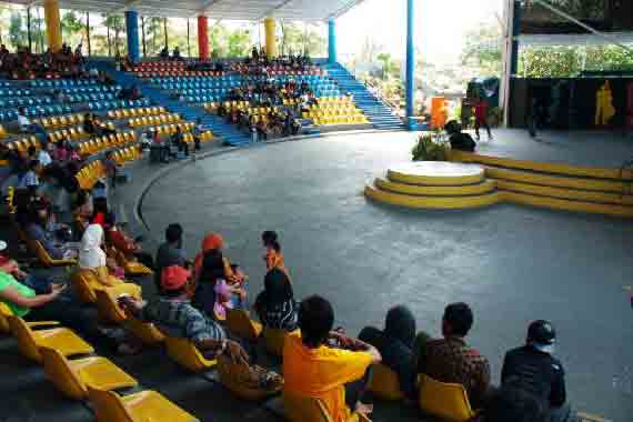 Panggung Gembira, Lokasi Wisata Bahari Lamongan, 1. Paus Dangdut, 2. Maharani Zoo, 3. Speed Flip, 4. Naik Onta, 5. Rumah Sakit Hantu, 6. Tembak Ikan,  7. Panggung Gembira, Wahana Gratis, Harga Tiket Masuk Wisata Bahari Lamongan, Kuliner Wisata Bahari Lamongan, Belanja Wisata Bahari Lamongan