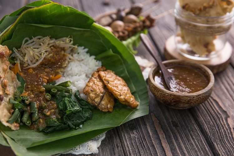Pecel Pyuur (Brisam) Malang via Kompas, 1. Bubur Ayam Agus, 2. Pecel Kawi, 3. Kuliner Malam Pos Ketan Legenda 1967, 4. Sate Landak Bu Ria, 5. Soto Geprak Mbah Djo, 6. Hot Cui Mie Gloria Malang, 7. Toko Oen, 8. Cafe Jagung Jaya Abadi, 9. Warung Ronde Titoni, 10. Depot Hok Lay, 11. Rumah Makan Cairo, 12. Putu Lanang Celaket, 13. Bakpao Boldy, 14. Mie Gajah Mada, 15. Rujak Cingur Bude Ruk, 16. Warung Lama Haji Ridwan, 17. Depot Tahu Lontong Lonceng, 18. Burger Buto, 19. Pia Mangkok Malang, 20. STMJ Glintung, 21. Mie Iblis Malang, 22. Surabi Gendut, 23. Gado-Gado Citra Kota Malang, 23. Bakso President, 24. Lesehan Pak H. SHOLEH, 25. Lesehan Yogyakarta Malang, 26. Taman Indie Resto Malang, 27. Amsterdam Garden Resto & Steak House Malang, 28. Malibu Steak ‘n’ Pizza Malang, 29. Padi Resto Galeri Malang, 30. Ikan Bakar 52 Malang, 31. Ikan Goreng Pangeran Muda Malang, 32. Ikan Bakar Cianjur ( IBC ), 33. Pondok Desa Kampung Telaga Malang, 34. Javanine Restaurant, 35. Rumah Makan Inggil, 36. Bakso Bakar Trowulan, 37. Depot Rawon Nguling, 38. WellDuck Bebek Goreng & Bakar, 39. Ayam Kremes Madura Potre Koneng, 40. Bakso Bakar Pahlawan Trip Malang, 41. Harmoni Resto Cafe Malang, 42. Baegopa Malang, 43. Pecel Pyuur (Brisam) Malang, 44. Mie Tomcat Malang, 45. Rawon Brintik, Warung Bu Napsiah Malang, 46. Noodle Inc Malang, 47. Bakso Kota Cak Man Malang, 48. Warung Spesial Sambal Malang, 49. Mie Jogging Malang, 50. Ayam Bakar Lientang Malang, 51. Dapur Resto Kota Malang, 52. Waroeng Bamboe Lesehan Sidomulyo, 53. Omah Kitir Cafe Factory, 54. Waroeng Lesehan Pring Pethuk, 53. Melati Restaurant, 54. Rumah Opa Kitchen And Lounge, 55. Rumah Coffee Loe Mien Toe, 56. Madam Wang Secret Garden, 57. Daerah Payung, 58. Rumah Sosis, 59. Jungle Fast Food Resto, 60. Ria Djenaka Batu, 61. Warung Sate Kelinci, 62. Warung Wareg, 63. Sate Hotplet, 64. Racel Risol, 65. Illy Cafe Lai Lai, 66. Ayam Pakuan, 67. Warung Mie Setan, 68. Orem-orem Khas Arema, 69. Surabi Imut, 70. Bakso Bakar Pak Man, 71. Cwie Mie Malang, 72. Sate dan Gule Kambing Haji Paino Bunul (Tahun 1973 – Sekarang), 73. Depot Soto Lombok (Tahun 1955 – Sekarang), 74. Soto Daging Pak Markeso (Tahun 1950 – Sekarang), 75. Soto Daging Rahayu (sejak 1928), 76. Warung Bu Haji AREMA