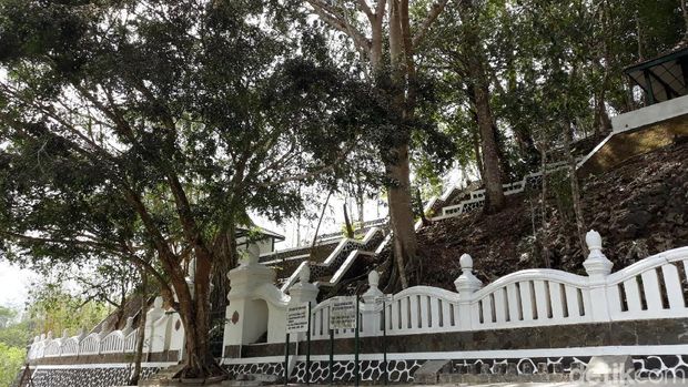 Pertapaan Kembang Lampir via Detik, 1. Pantai Pok Tunggal, 2. Pantai Siung, 3. Pantai Indrayanti (Pantai Pulang Sawal), 4. Pantai Baron, 5. Pantai Jogan, 6. Pantai Sundak, 7. Pantai Krakal, 8. Goa Gelatik, 9. Air Terjun Sri Gethuk, 10. Gua Seropan, 11. Gua Jomblang, 12. Cave Tubing Kalisuci, 13. Gunung Nglanggeran, 14. Pantai Sadranan, 15. Bukit Bintang, 16. Pantai Ngobaran, 17. Pantai Gesing, 18. Bukit Kosakora, 19. Pantai Wedi Ombo, 20. Pantai Slili, 21. Pantai Timang, 22. Pantai Jungwok, 23. Rafting di Kali Oyo Gunungkidul, 24. Pantai Seruni, 25. Pantai Drini, 26. Pantai Sepanjang, 27. Goa Bribin, 28. Goa Kalisuci Gunung Kidul, 29. Alun-alun Wonosari (Alun-alun Pemda), 30. Pantai Kukup, Desa Kemadang, Kecamatan Tanjungsari, 31. Embung Batara Sriten, 32. Pantai Sadeng, 33. Goa Cokro, 34. Goa Lowo, 35. Pantai Ngrenehan, 36. Gua Maria Tritis, 37. Desa Wisata Jelok, 38. Desa Wisata Nglanggeran, 39. Goa Jomblang – Grubug, 40. Goa Paesan, 41. Gunung Patuk atau Bukit Hargodumilah, 42. Gunung Gambar, 43. Telaga Jonge, 44. Dam Beton Indah dan Bendungan Simo, 45. Rest Area Bunder, 46. Goa Cerme, 47. Goa Langse, 48. Pantai Ngandong, 49. Gunung Kendil, 50. Goa Cokakan, 51. Gunung Api Purba Nglanggeran, 52. Bengawan Solo Purba (Telaga Suling), 53. Desa Wisata Umbulrejo, 54. Kawasan Karst Pegunungan Sewu, 55. Telaga Kemuning, 56. Hutan Wanagama, 57. Situs Gambirowati atau Pesanggrahan Gambirowati, 58. Goa Jlamprong, Goa Gesing, Goa Sinden, 59. Desa Wisata Bejiharjo, 60. Desa Wisata Bleberan, 61. Desa Wisata Mojo, 62. Desa Wisata Bobung, 63. Desa Wisata Wonosadi, 64. Desa Wisata Garotan, 65. Lembah Karst Mulo, 66. Hutan Bunder, 67. Hutan Wonosadi, 68. Situs Megalitik Sokoliman, 69. Situs Gunungbang, 70. Pertapaan Kembang Lampir, 71. Pantai Nguyahan, 72. Goa Rancang Kencono