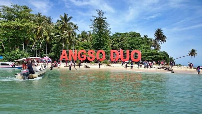 Pulau Angso Duo Pariaman via Kabarin - 65 Tempat Wisata di Sumatera Barat Terhits yang Wajib Dikunjungi, 1. Jam Gadang di Bukit Tinggi, 2. Istana Baso Pagaruyung, 3. Pantai Carocok Painan, 4. Lobang Jepang, 5. Pantai Padang ‘Nan Rancak Bana’ , 6. Pantai Gandoriah Pariaman, 7. Puncak Lawang Maninjau, 8. Lembah Anai , 9. Museum Adityawarman, 10. Pantai Muaro Padang & Jembatan Siti Nurbaya, 11. Pantai Kata Pariaman, 12. Benteng Fort de Kock, 13. Ngarai Sianok, 14. Pantai Cermin, 15. Wisata Pantai Caroline/Carolina, 16. Air Panas Bukik Kili, 17. Danau Maninjau, 18. Pemandian Lubuk Minturun, 19. Lembah Harau , 20. Puncak Anai (Pemandian dan Camping Ground), 21. Pesona Kepulauan Mentawai , 22. Janjang Seribu Great Wall of Koto Gadang, 23. Danau Singkarak, 24. Danau Diateh dan Danau Dibawah ( Danau Kembar ), 25. Pantai Aie Manih si Malin Kundang, 26. Pulau Cubadak, 27. Kawasan Wisata Mandeh, 28. Pulau Sikuai, 29. Tirta Alami, 30. Air Terjun Nyarai, 31. Pemandian Alam Sako Tapan, 32. Lubuak Bonta, 33. Lubuak Mato Kuciang, 34. Pemandian Alami Batang Tabik, 35. Lubuak Paraku, 36. Air Terjun Timbulun, 37. Muaro Binguang, 38. Ngalau Indah , 39. Jembatan Akar Pesisir Selatan, 40. Pulau Pasumpahan , 41. Pantai Nirwana, 42. Air Terjun Tigo Tingkek, 43. Air Terjun Sarasah Banyak Gariang, 44. Panorama Sitinjau Lauik, 45. Tapian Puti, 46. Lubuak Rantiang, 47. Sirukam Dairy Farm, 48. Puncak Gagoan, 49. Rumah Pohon Laing Park Solok, 50. Puncak Gobah, 51. Air Terjun Kapalo Banda Koto Hilalang, 52. Danau Talang – Solok, 53. Danau Dieteh dan Danau Dibawah, 54. Kebun Teh Alahan Panjang, Solok, 55. Jembatan Kelok Sembilan, 56. Air Terjun Lubuak Bulan, 57. Padang Mengatas, 58. Pulau Angso Duo Pariaman, 59. Pantai Tiram, 60. Puncak Langkisau